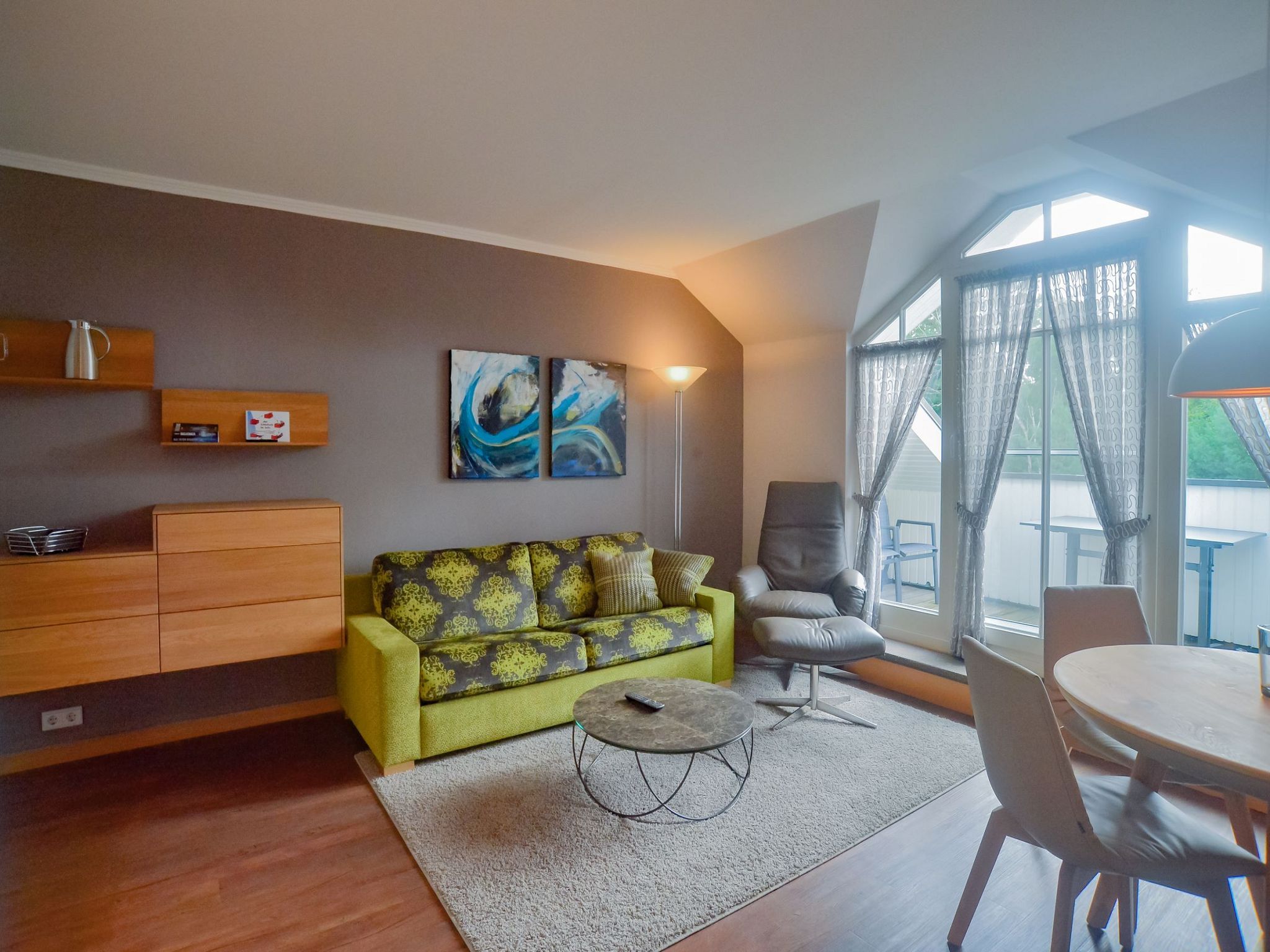 Dünenpark Binz Komfortplus Ferienwohnung mit 1 Schlafzimmer und Balkon im Dachgeschoss (307) Insel Rügen - Wohnzimmer