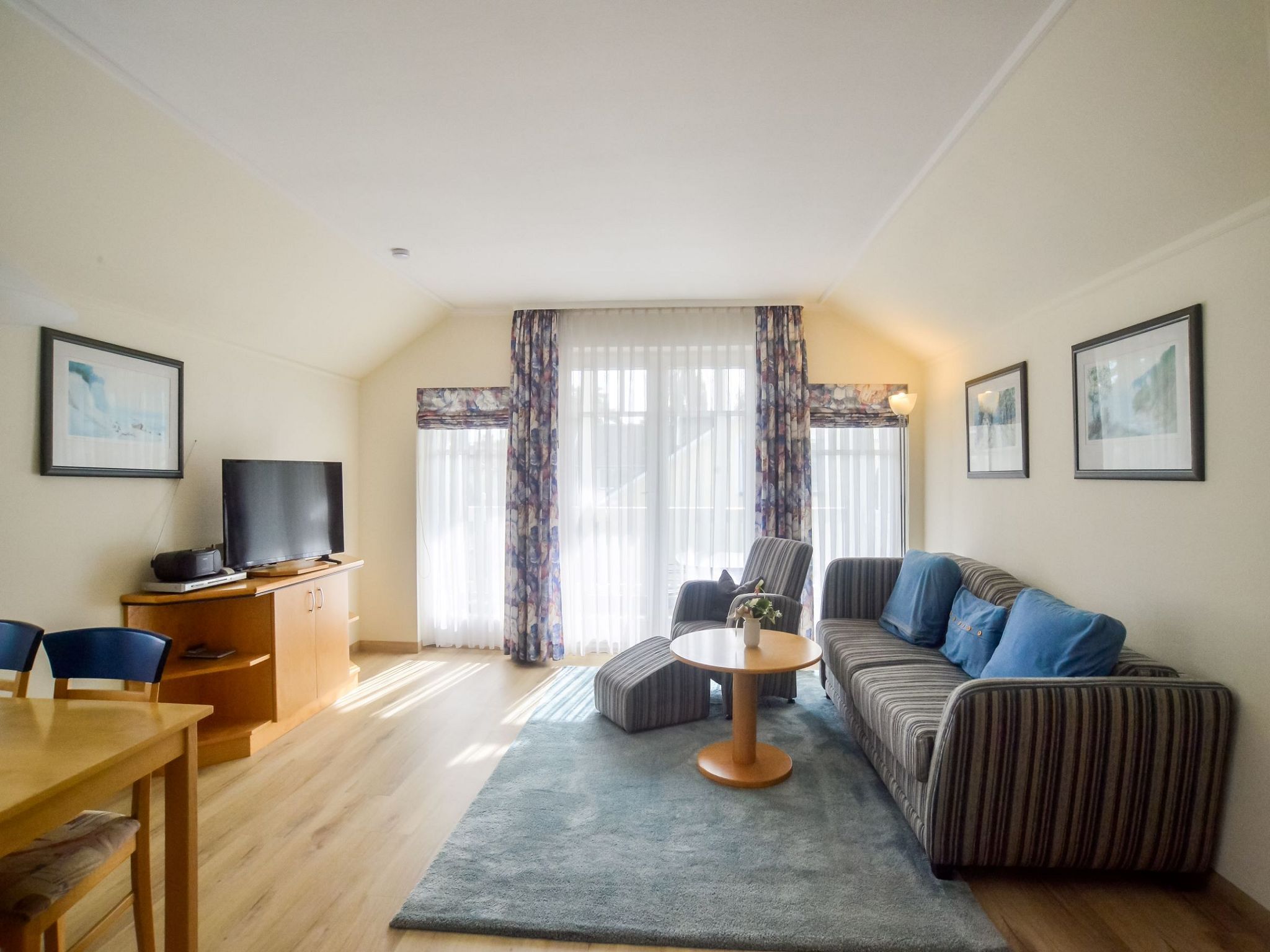 Dünenpark Binz Komfort Ferienwohnung mit 1 Schlafzimmer und Balkon im Dachgeschoss (150) Insel Rügen - Wohnzimmer