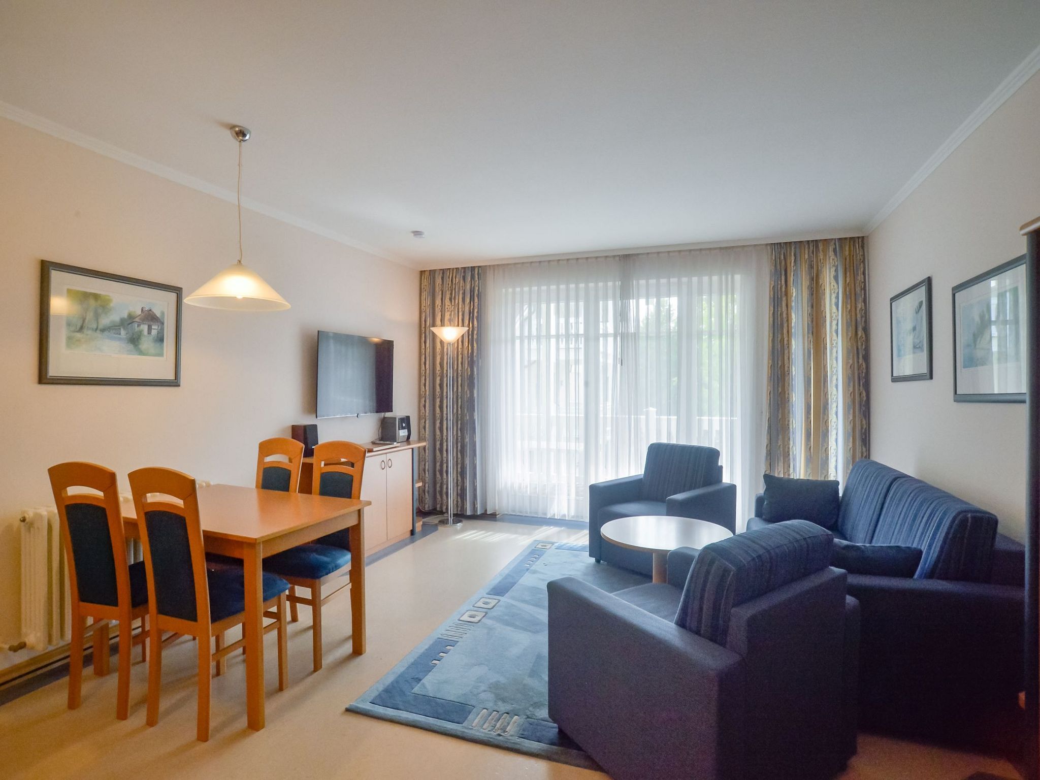 Dünenpark Binz Komfort Ferienwohnung mit 1 Schlafzimmer und Balkon im Obergeschoss (132) Insel Rügen - Wohnzimmer