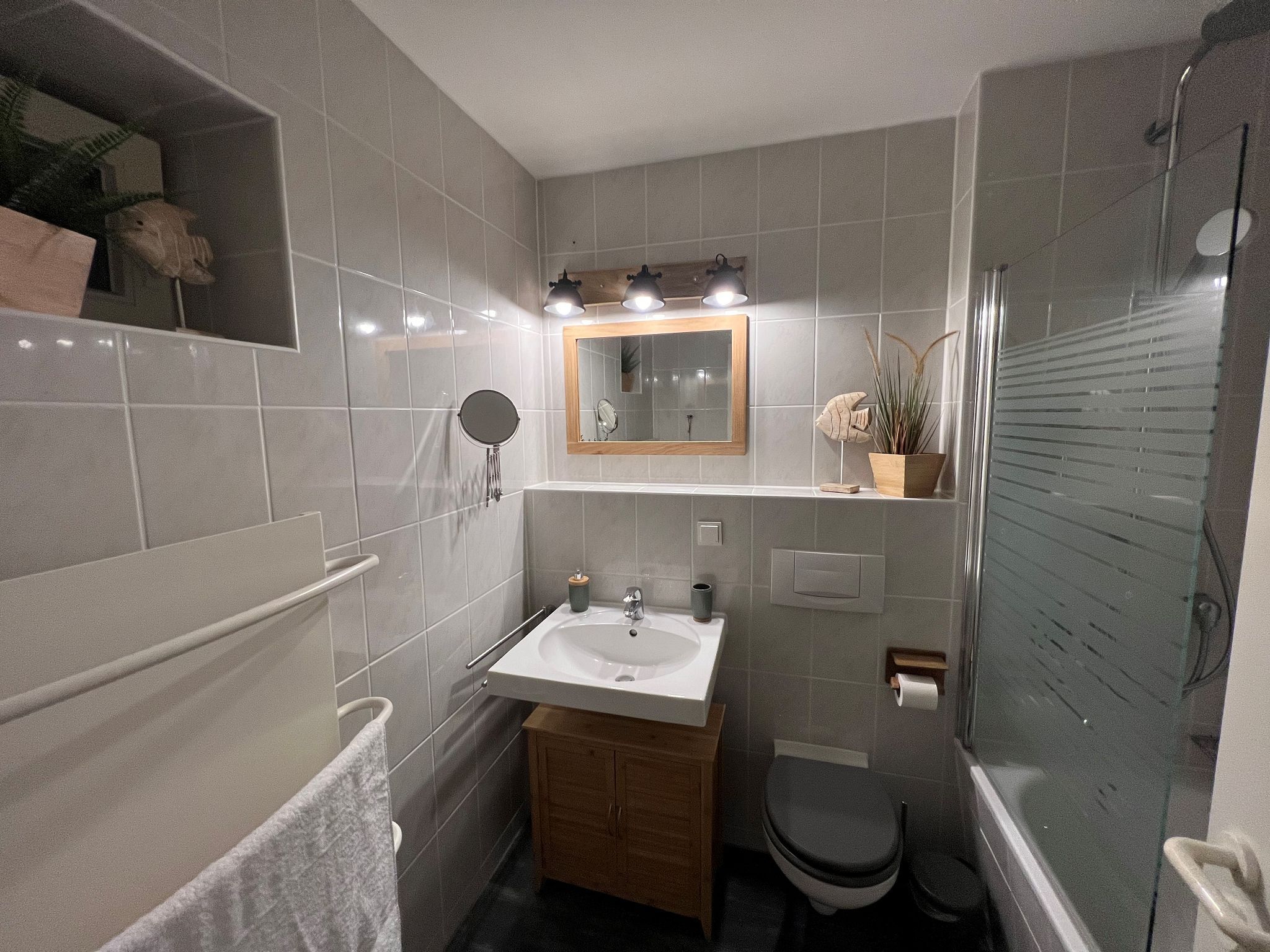 Feriendorf Rugana Komfortplus Ferienwohnung mit 1 Schlafzimmer und Terrasse (A07) Insel Rügen - Badezimmer