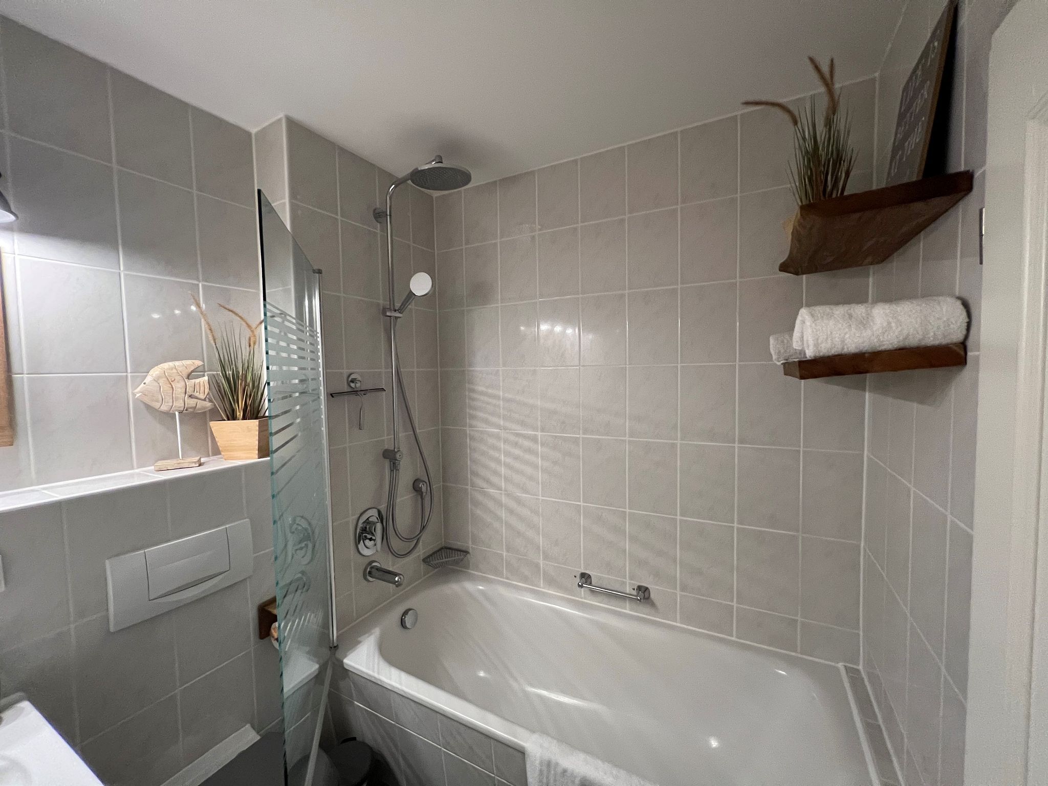 Feriendorf Rugana Komfortplus Ferienwohnung mit 1 Schlafzimmer und Terrasse (A07) Insel Rügen - Badezimmer