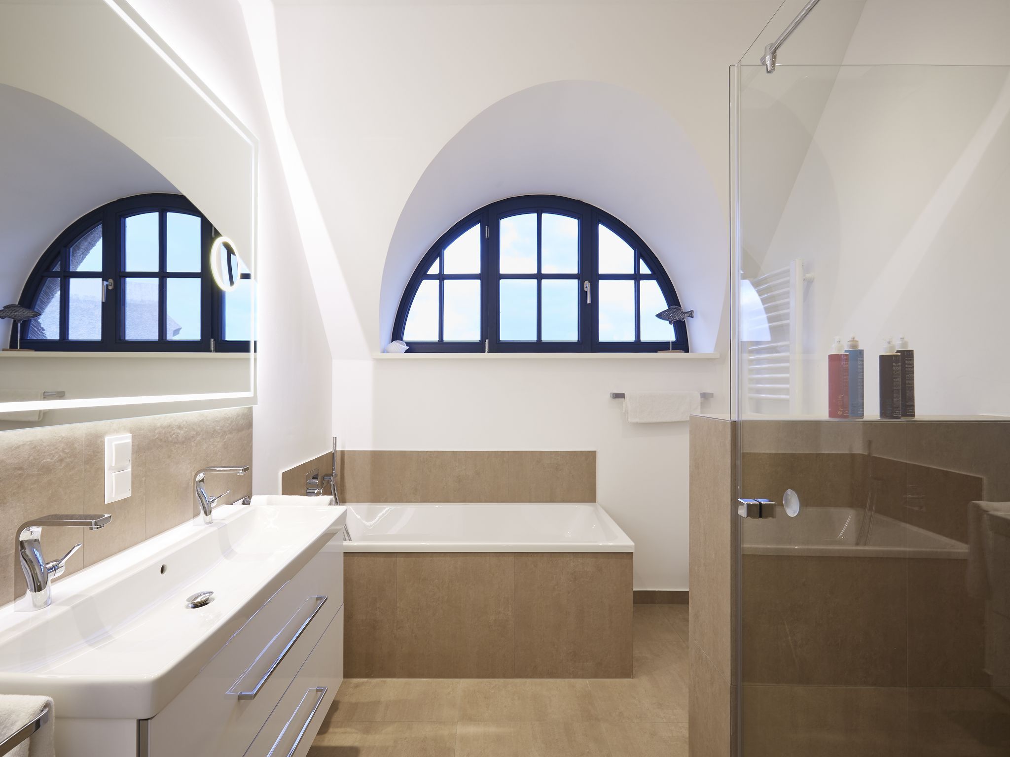 Premium Reetdachvilla mit 3 Schlafzimmern, Sauna und Kamin (F04) - Badezimmer