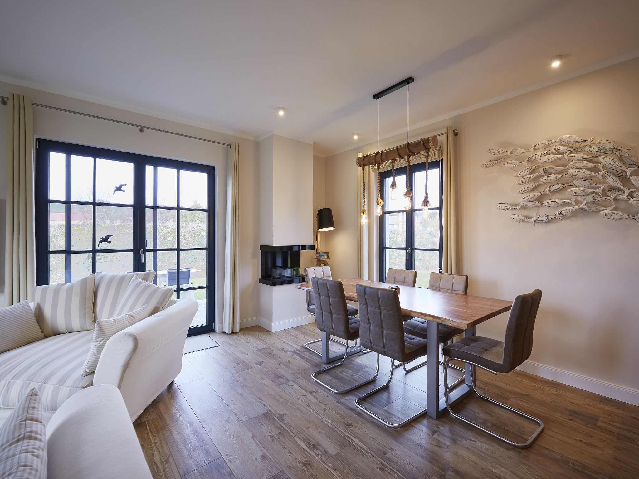 Premium Reetdachvilla mit 3 Schlafzimmern, Sauna und Kamin (F04) - Wohnzimmer