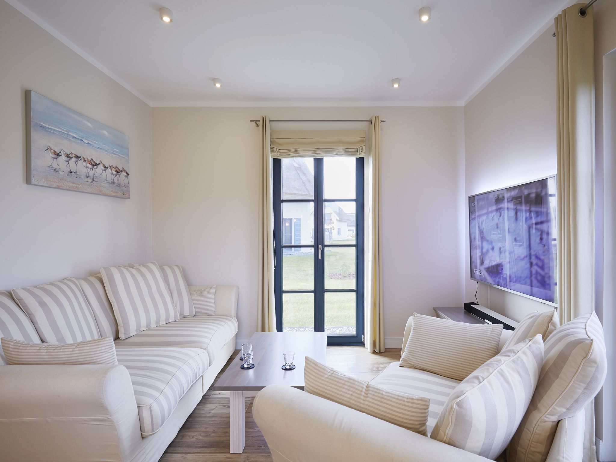 Premium Reetdachvilla mit 3 Schlafzimmern, Sauna und Kamin (F04) - Wohnzimmer