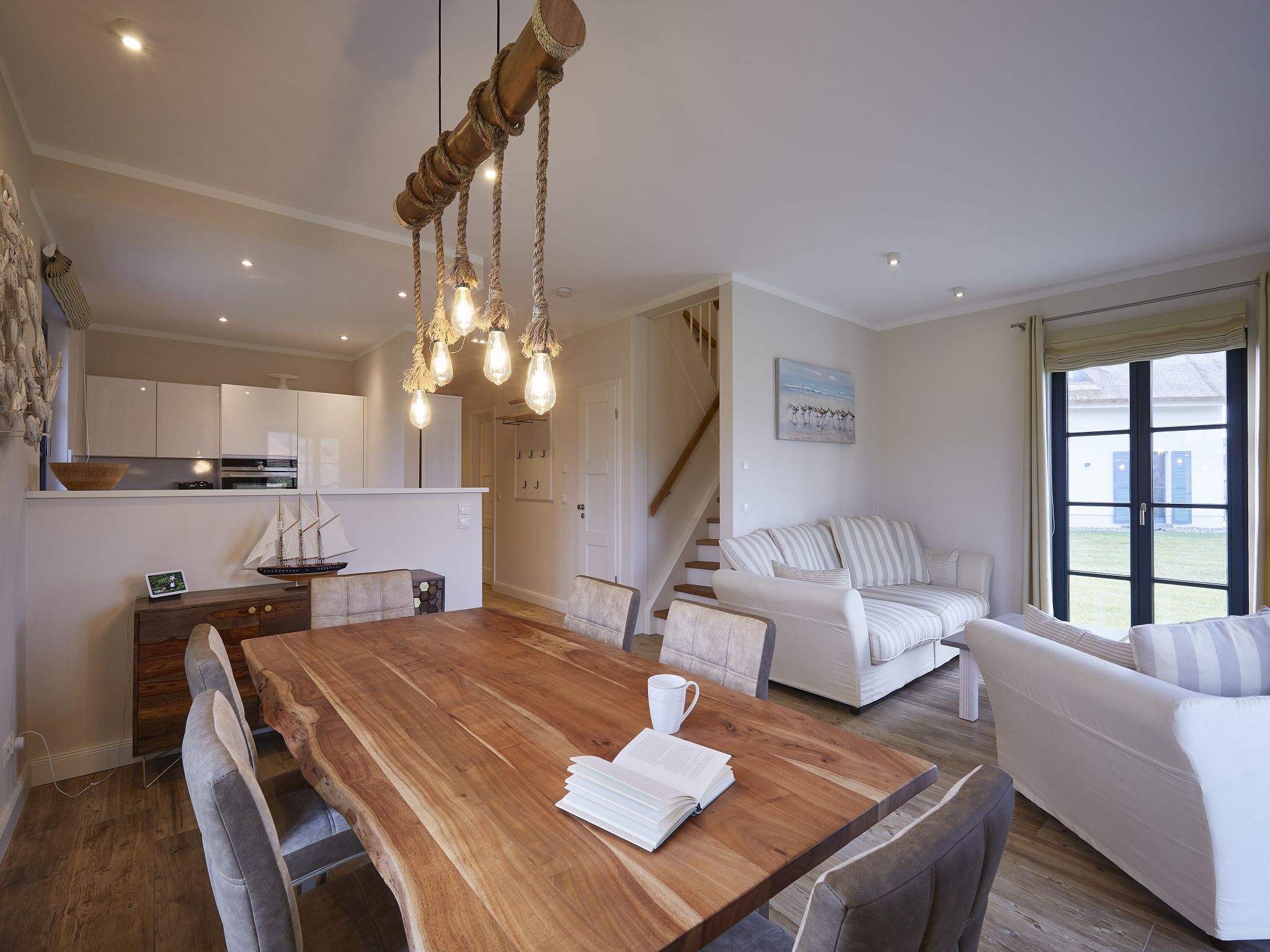 Premium Reetdachvilla mit 3 Schlafzimmern, Sauna und Kamin (F04) - Wohnzimmer