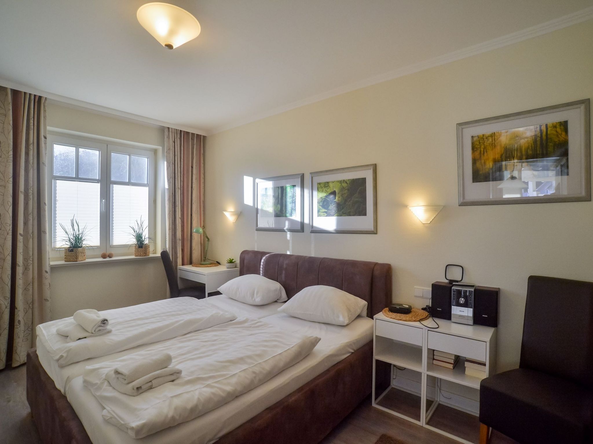 Dünenpark Binz Komfortplus Ferienwohnung mit 1 Schlafzimmer und Balkon im Obergeschoss (007) Insel Rügen - Schlafzimmer