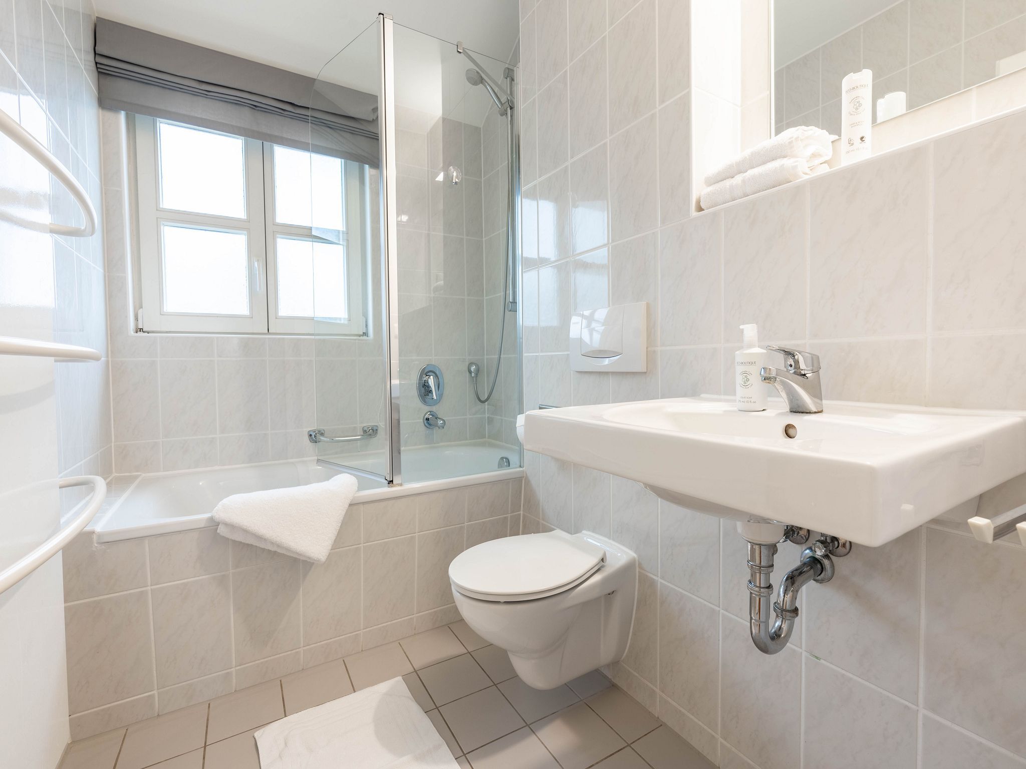 Feriendorf Rugana Komfort Ferienwohnung mit 2 Schlafzimmern und Terrasse (A25) Insel Rügen - Badezimmer