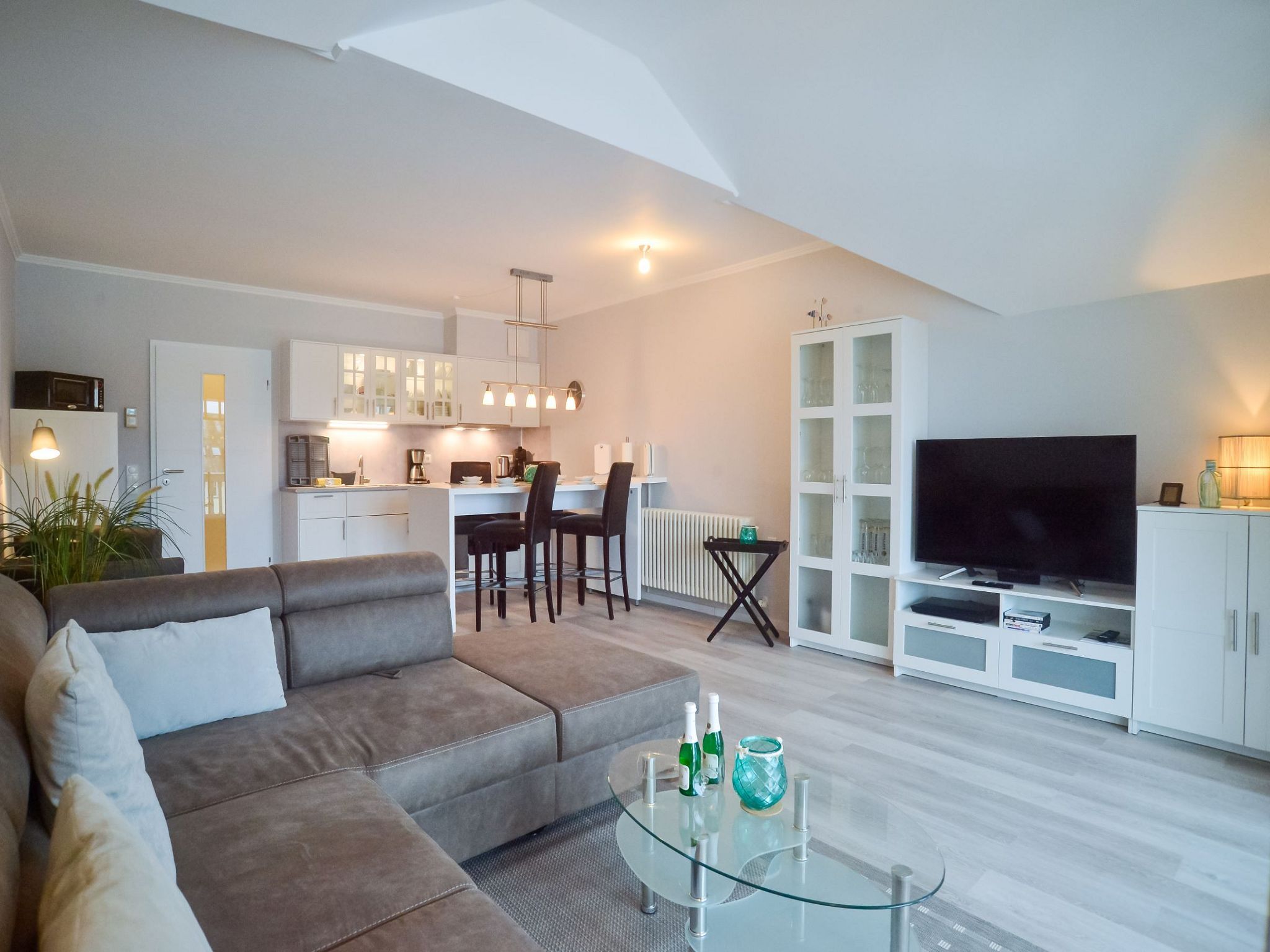 Dünenpark Binz Komfortplus Ferienwohnung mit 1 Schlafzimmer und Balkon im Dachgeschoss (022) Insel Rügen - Wohnzimmer