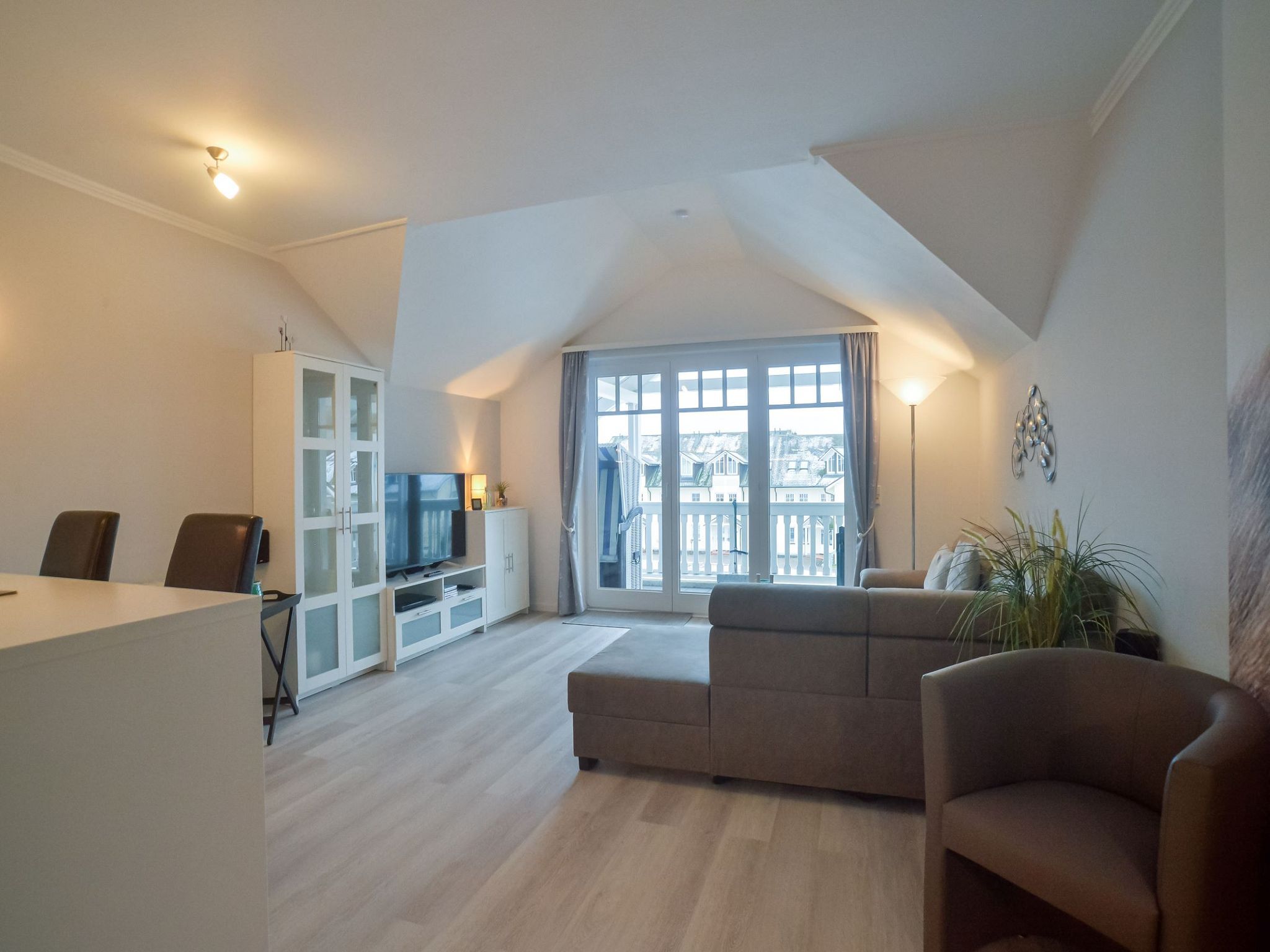 Dünenpark Binz Komfortplus Ferienwohnung mit 1 Schlafzimmer und Balkon im Dachgeschoss (022) Insel Rügen - Wohnzimmer