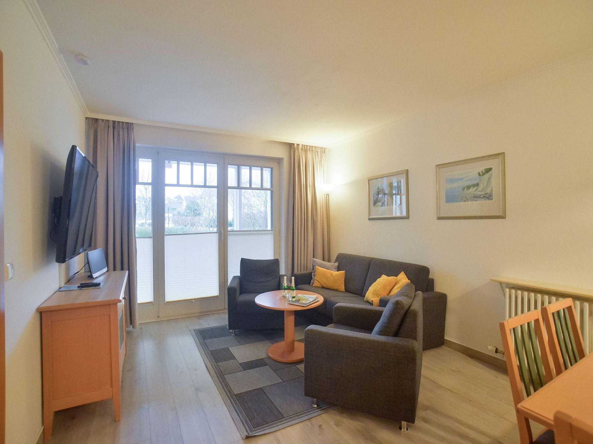 Dünenpark Binz Komfort Ferienwohnung mit 2 Schlafzimmern und Terrasse im Erdgeschoss (064) Insel Rügen - Wohnzimmer