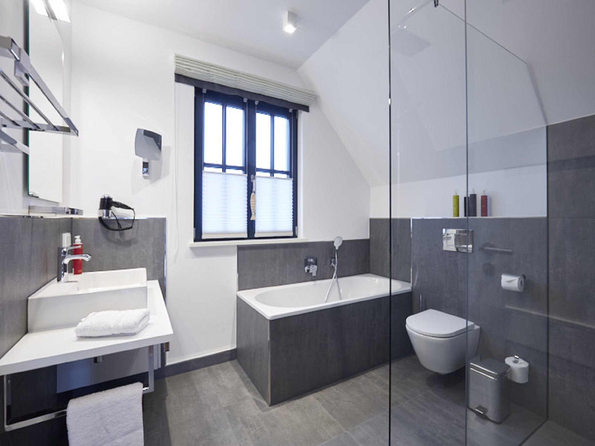 Superior Reetdachvilla mit 2 Schlafzimmern, Kamin und 2 Terrassen (F17) - Badezimmer