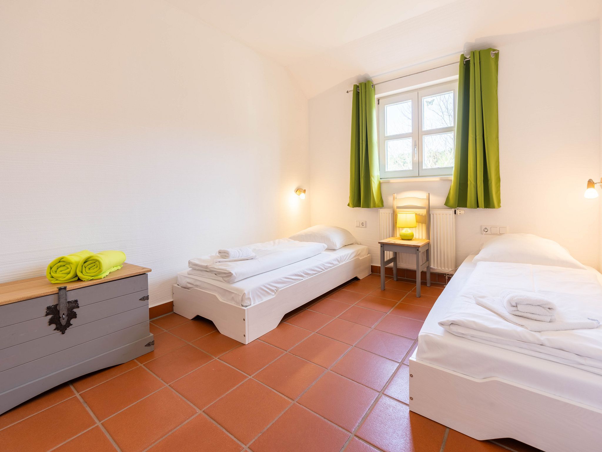 Feriendorf Rugana Komfortplus Ferienwohnung mit 2 Schlafzimmern und Terrasse (C06) Insel Rügen - Schlafzimmer