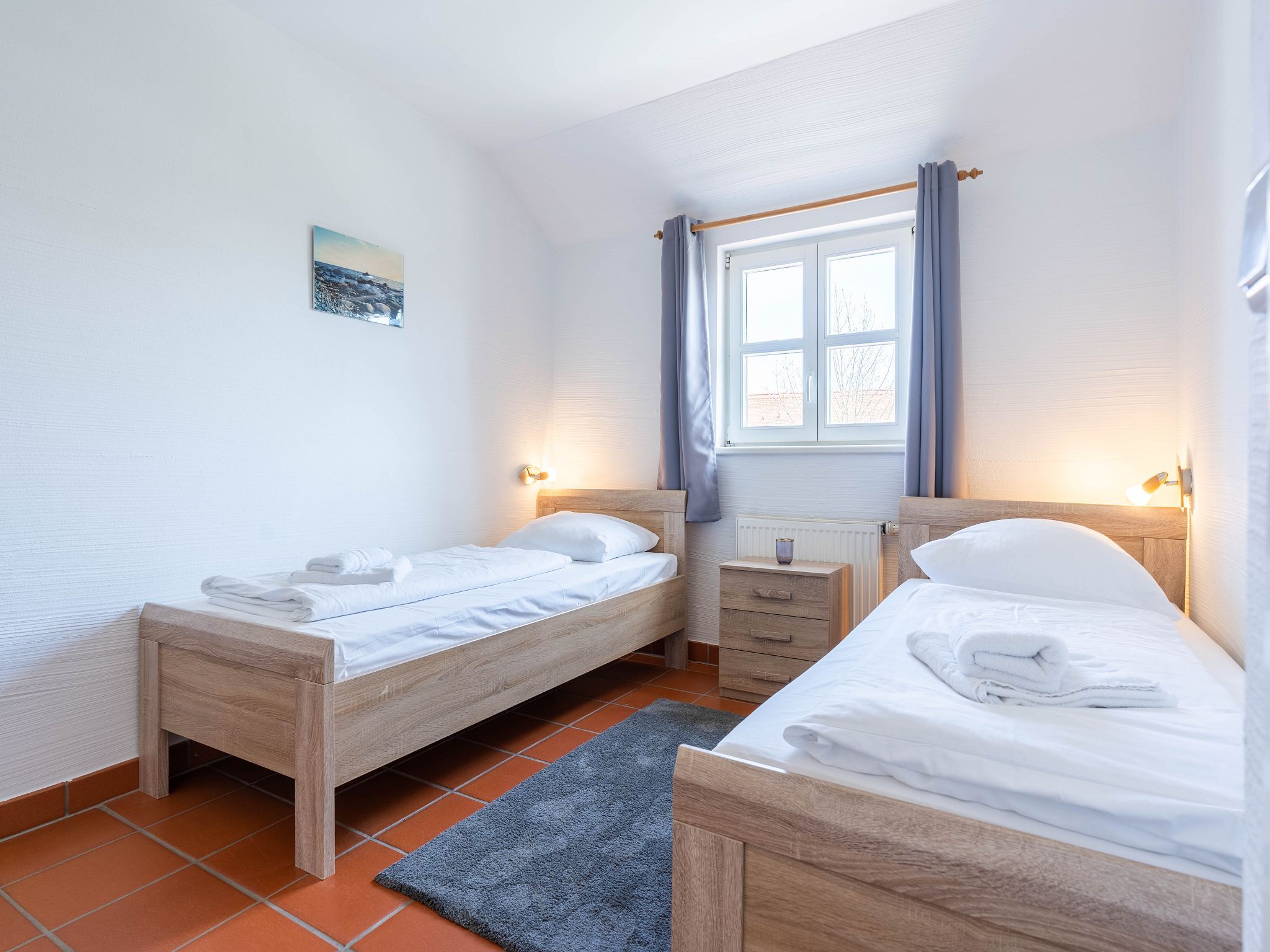 Feriendorf Rugana Komfortplus Ferienwohnung mit 2 Schlafzimmern und Terrasse (D34) Insel Rügen - Schlafzimmer