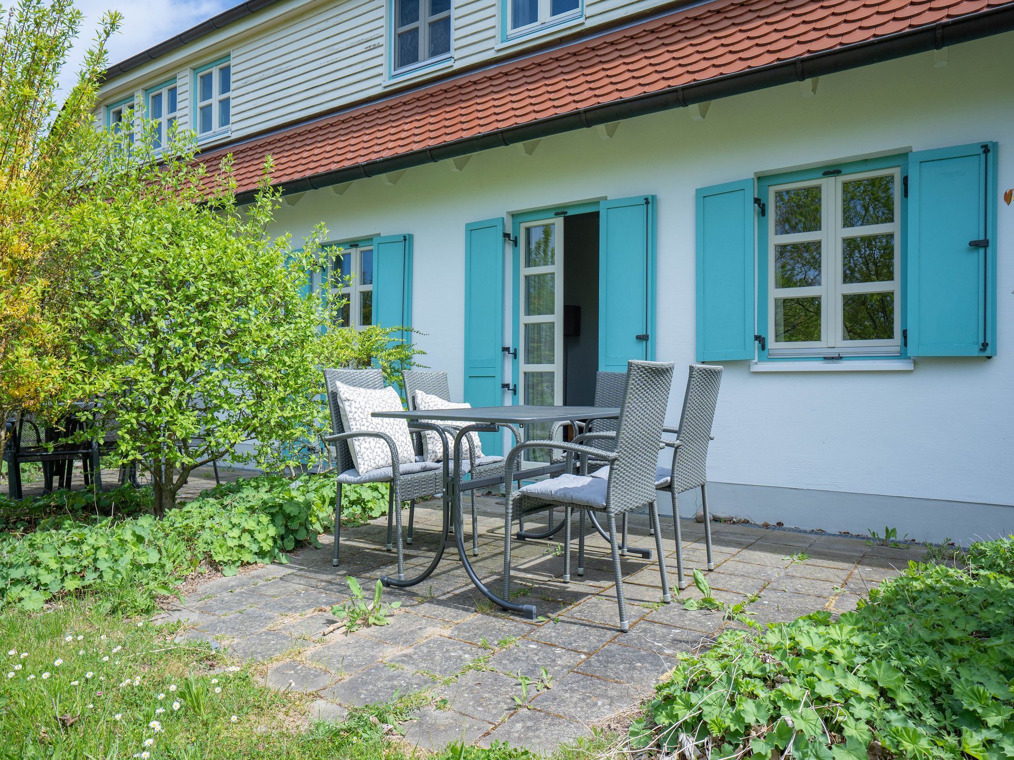 Feriendorf Rugana Komfortplus Ferienwohnung mit 2 Schlafzimmern und Terrasse (D34) Insel Rügen - Terrasse