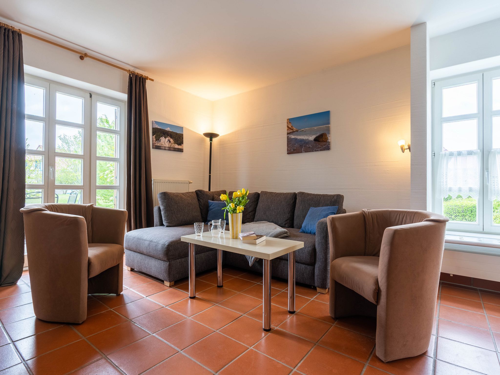 Feriendorf Rugana Klassik Ferienwohnung mit 2 Schlafzimmern und Terrasse (D01) Insel Rügen - Wohnzimmer