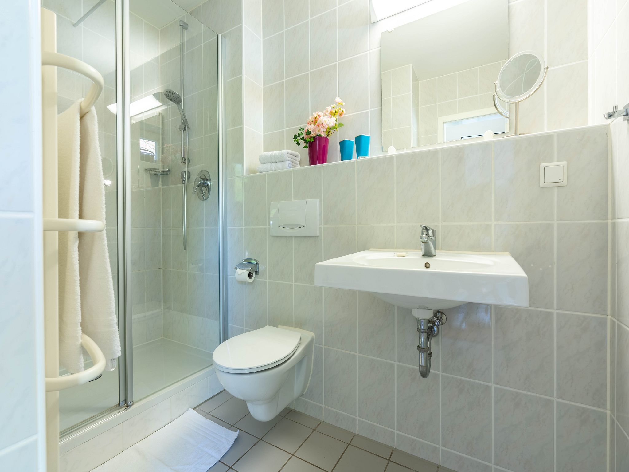 Feriendorf Rugana Klassik Ferienwohnung mit 1 Schlafzimmern und Terrasse (C33) Insel Rügen - Badezimmer