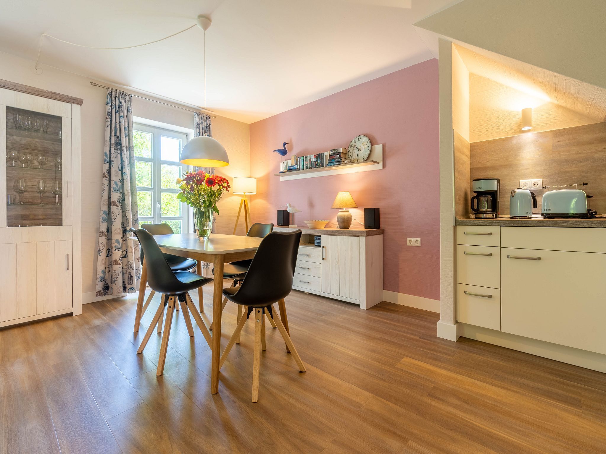 Feriendorf Rugana Komfortplus Ferienwohnung mit 1 Schlafzimmer und Terrasse (B19) Insel Rügen - Wohnzimmer