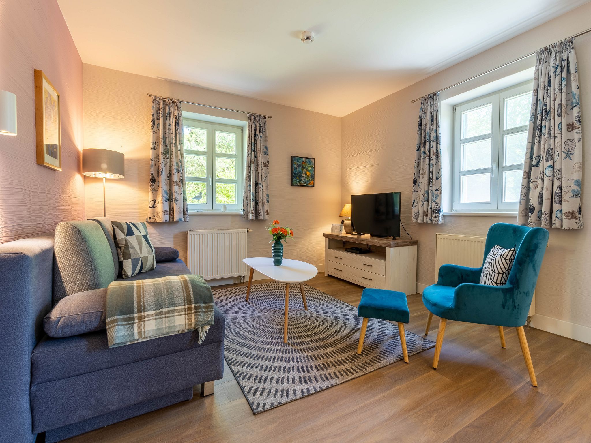 Feriendorf Rugana Komfortplus Ferienwohnung mit 1 Schlafzimmer und Terrasse (B19) Insel Rügen - Wohnzimmer