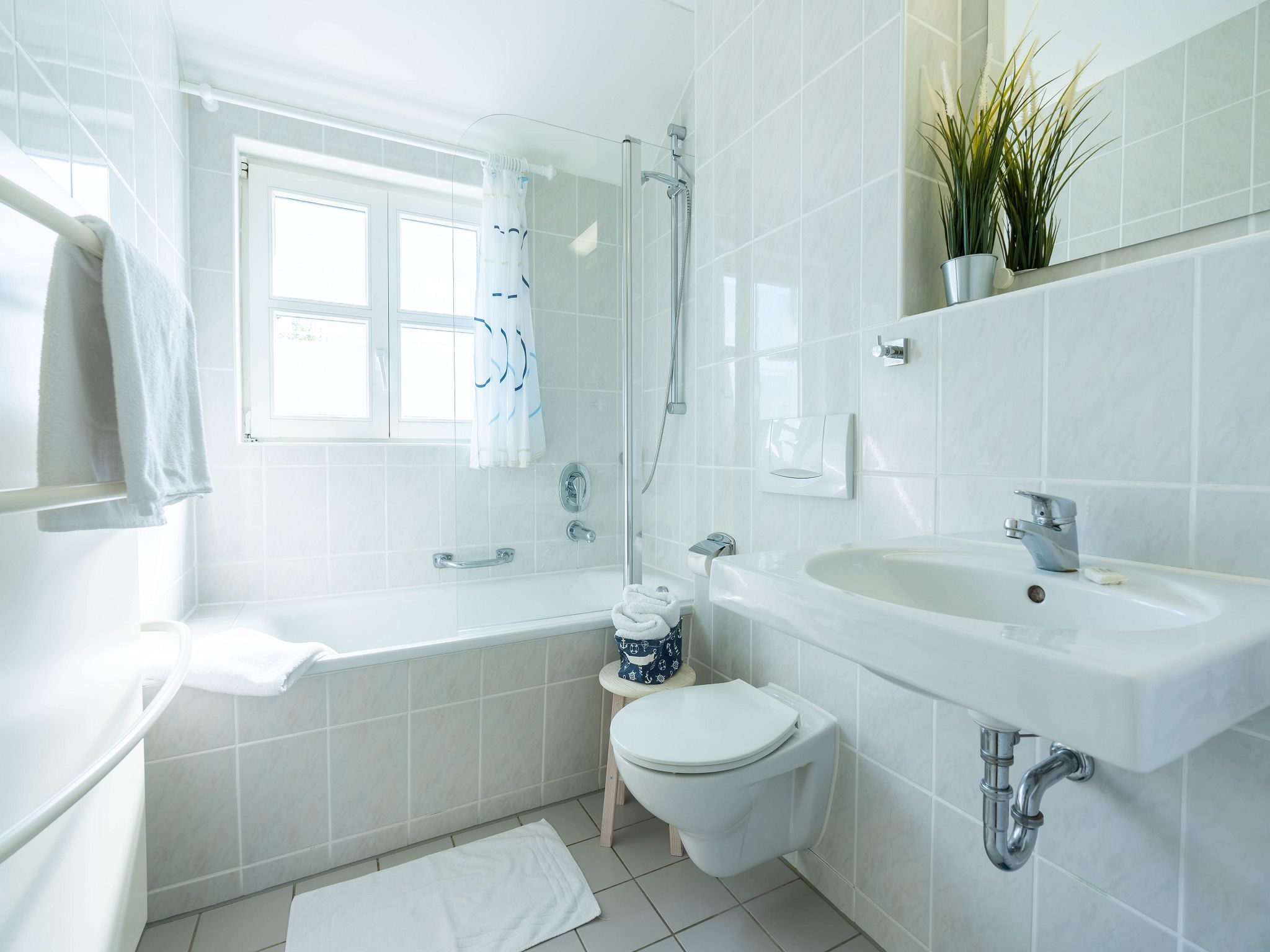 Feriendorf Rugana Komfort Ferienwohnung mit 2 Schlafzimmern und Terrasse (A61) Insel Rügen - Badezimmer