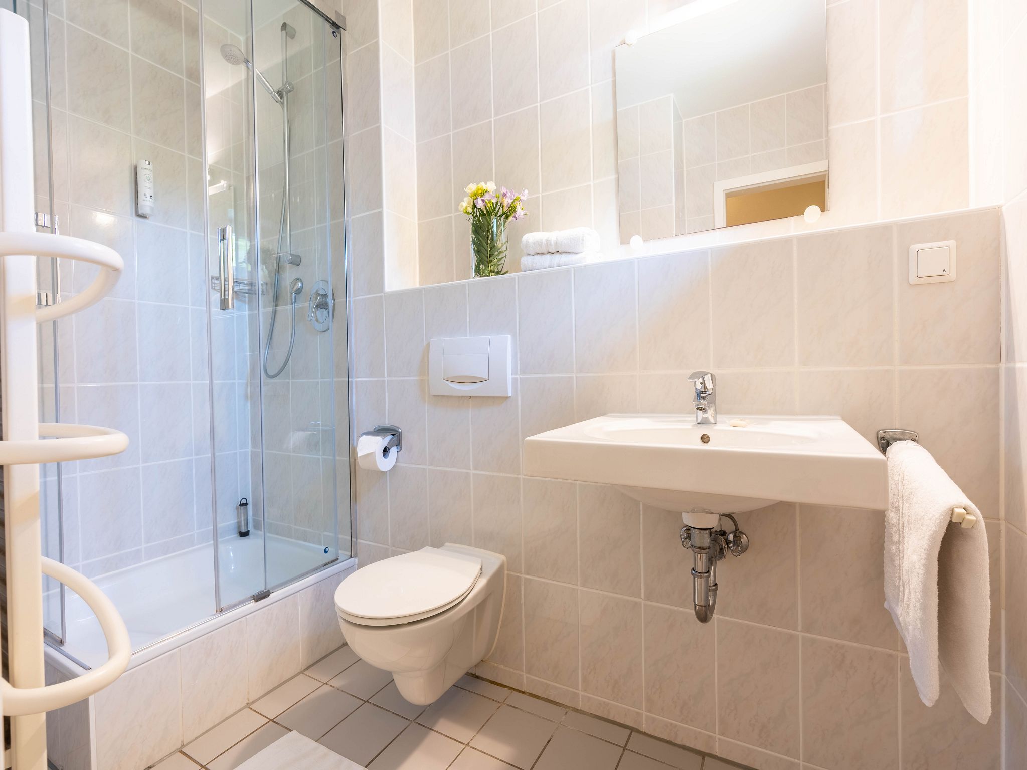 Feriendorf Rugana Komfort Ferienwohnung mit 1 Schlafzimmer und Terrasse (A55) Insel Rügen - Badezimmer