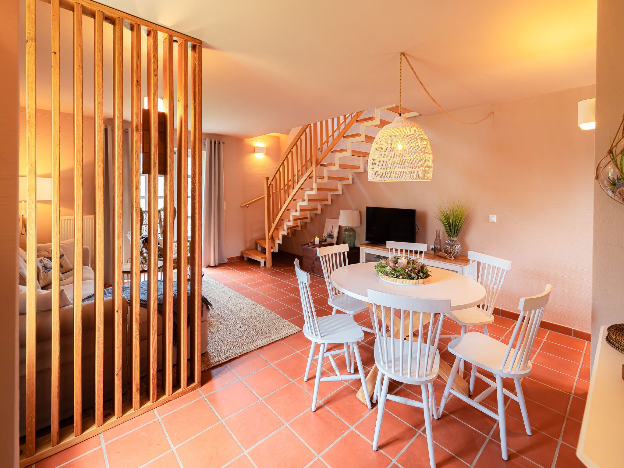 Feriendorf Rugana Komfortplus Ferienwohnung mit 2 Schlafzimmern und Terrasse (A28) Insel Rügen - Wohnzimmer