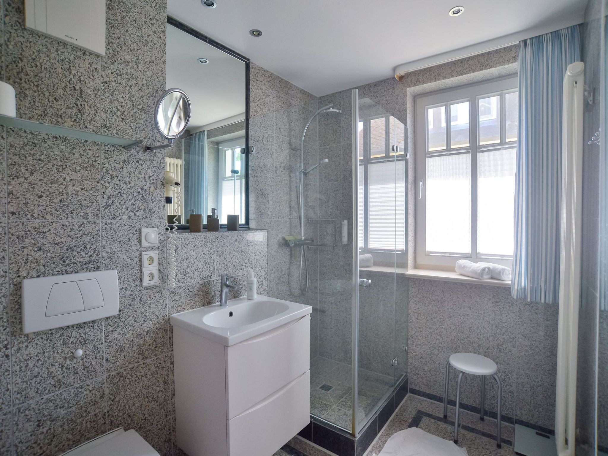 Dünenpark Binz Komfortplus Ferienwohnung mit 1 Schlafzimmer und Balkon im Obergeschoss (036) Insel Rügen - Badezimmer