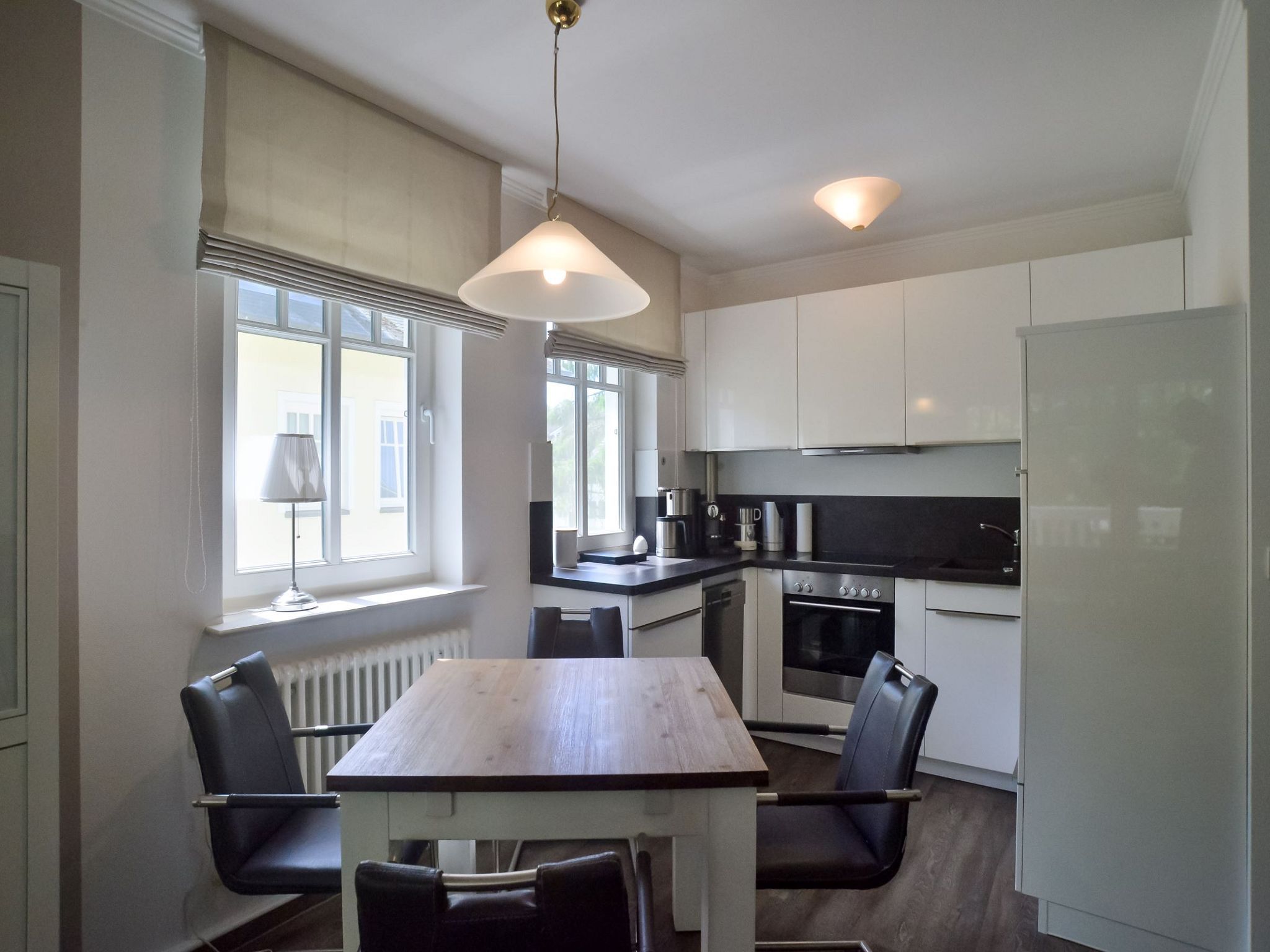 Dünenpark Binz Komfortplus Ferienwohnung mit 1 Schlafzimmer und Balkon im Obergeschoss (036) Insel Rügen - Küche / Küchenzeile