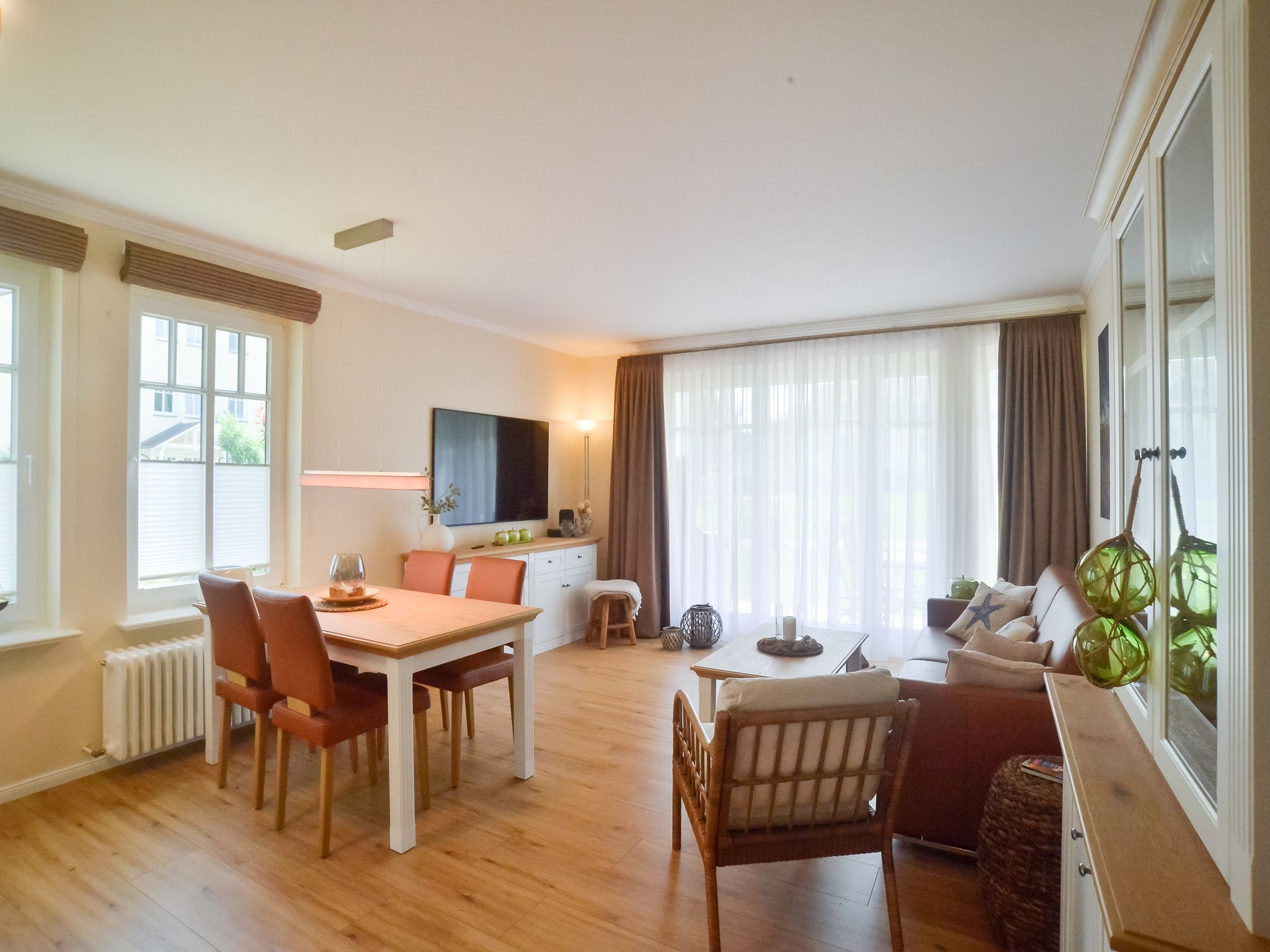 Dünenpark Binz Komfortplus Ferienwohnung mit 1 Schlafzimmer und Terrasse im Erdgeschoss (016) Insel Rügen - Wohnzimmer