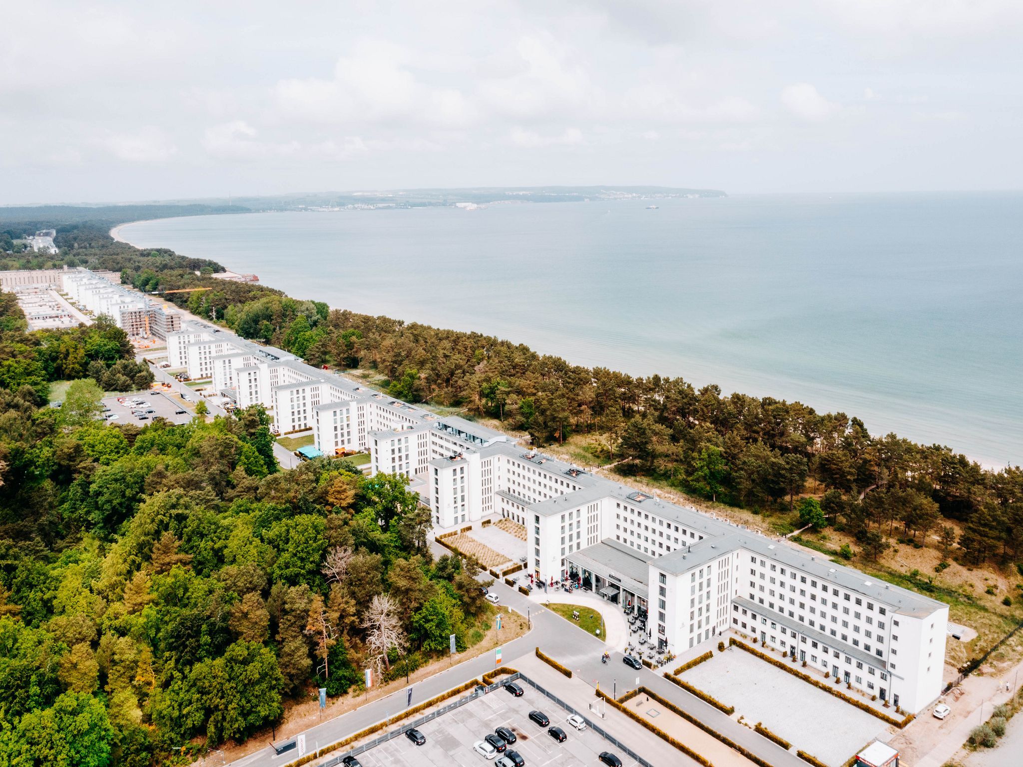 Dünenresidenz Prora SkySuite mit Meerblick und Dachterrasse, 2 Schlafzimmer (B3/5.2) Insel Rügen - Vogelperspektive