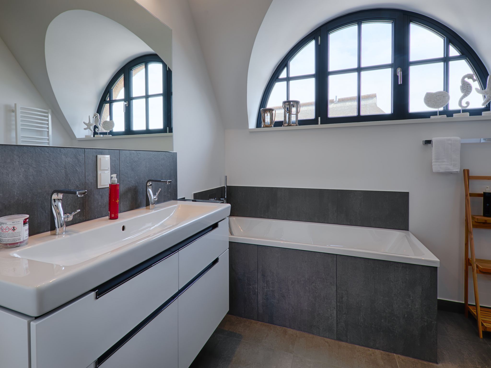 Premium Reetdachvilla mit 3 Schlafzimmern, Sauna und Kamin (F26) - Badezimmer