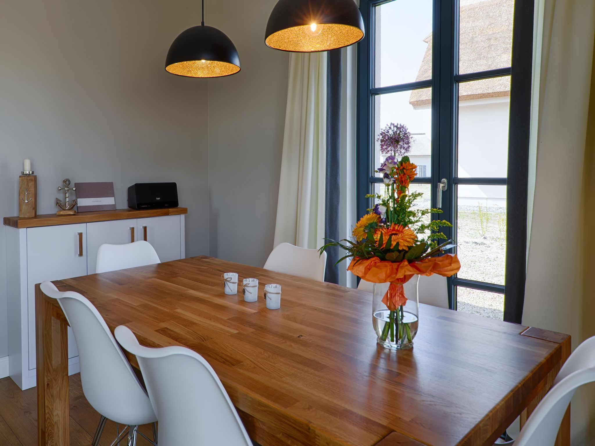 Premium Reetdachvilla mit 3 Schlafzimmern, Sauna und Kamin (F26) - Wohnzimmer