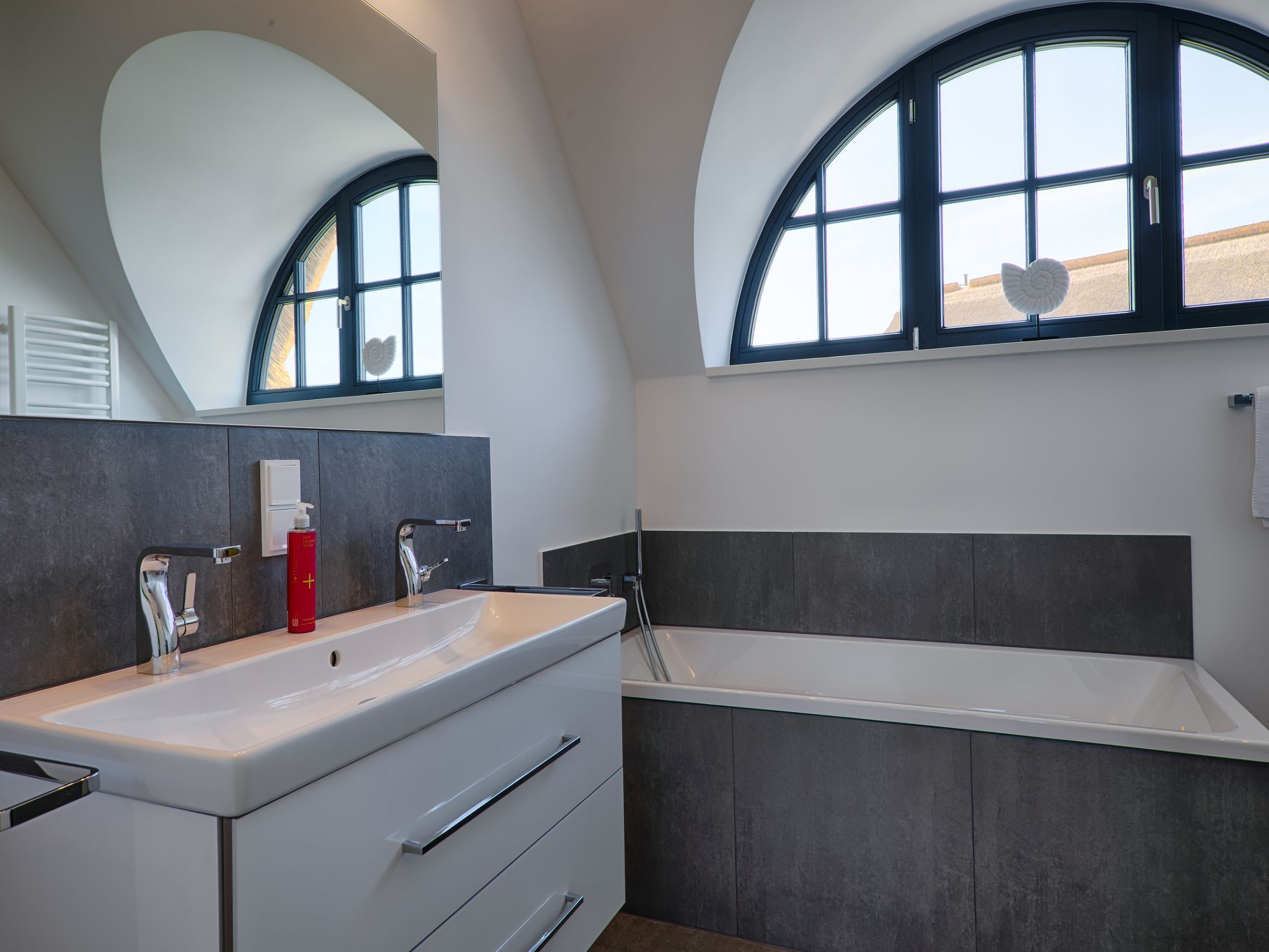 Premium Reetdachvilla mit 3 Schlafzimmern, Sauna und Kamin (F23) - Badezimmer