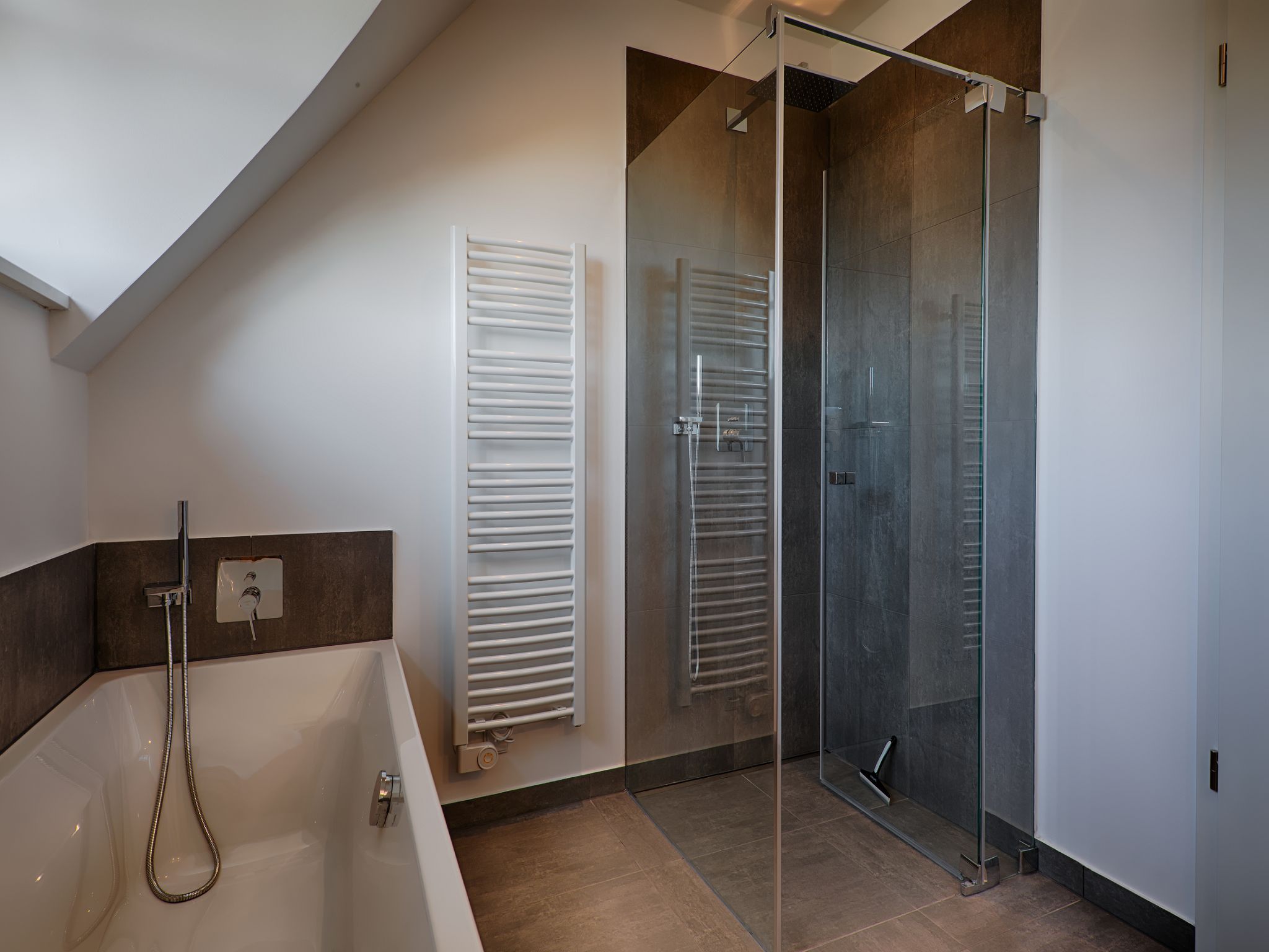 Luxus Reetdachvilla mit 3 Schlafzimmern, Sauna und Kamin (F20) - Badezimmer