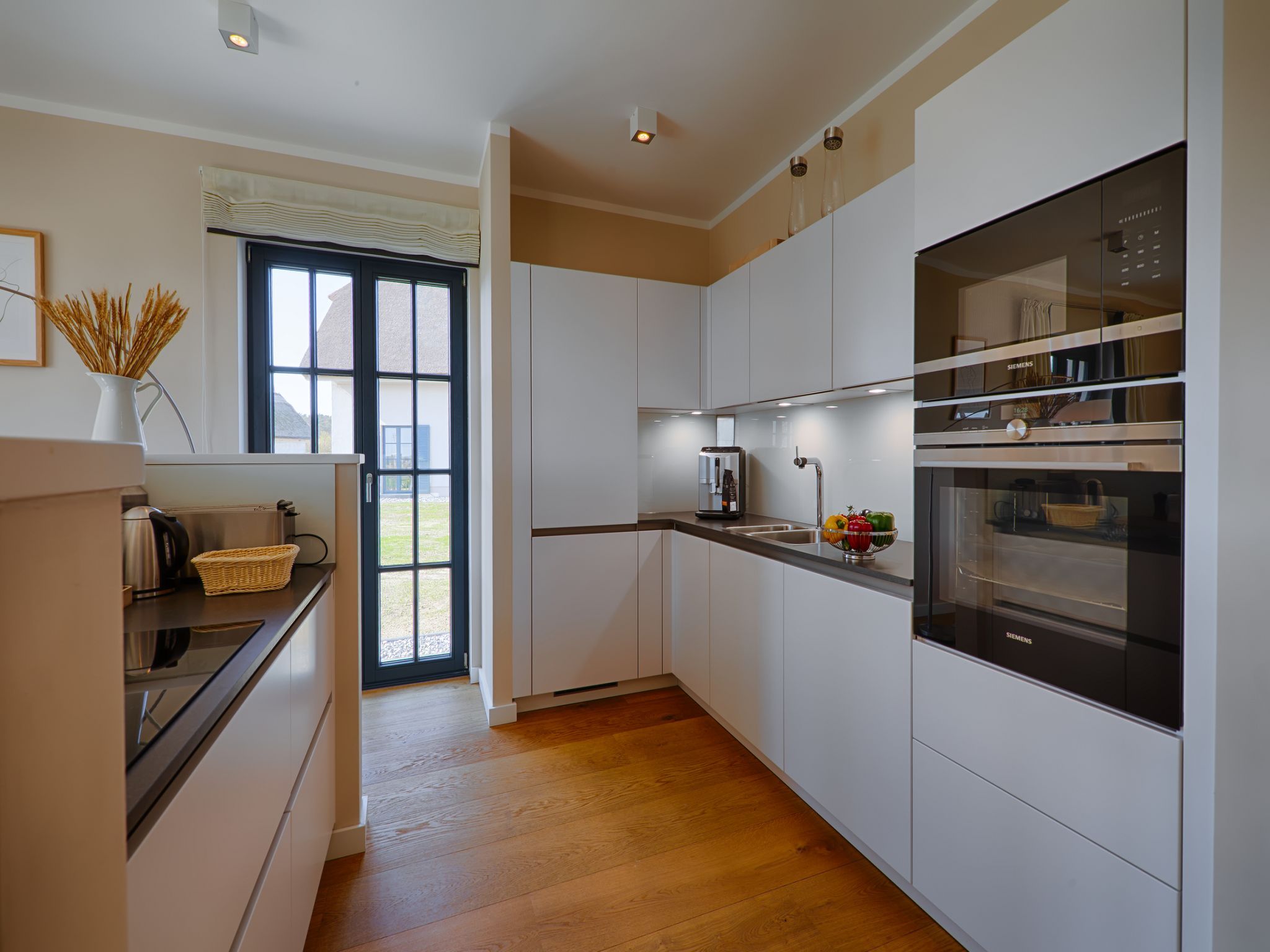 Luxus Reetdachvilla mit 3 Schlafzimmern, Sauna und Kamin (F20) - Küche / Küchenzeile