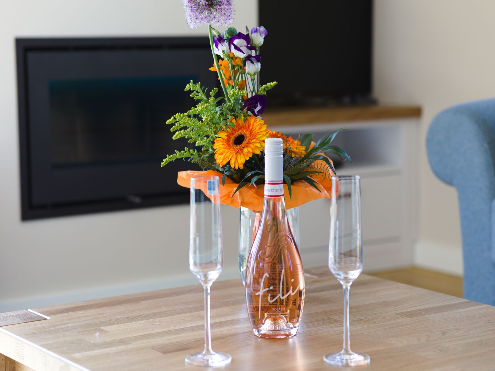 Luxus Reetdachvilla mit 3 Schlafzimmern, Sauna und Kamin (F20) - Wohnzimmer