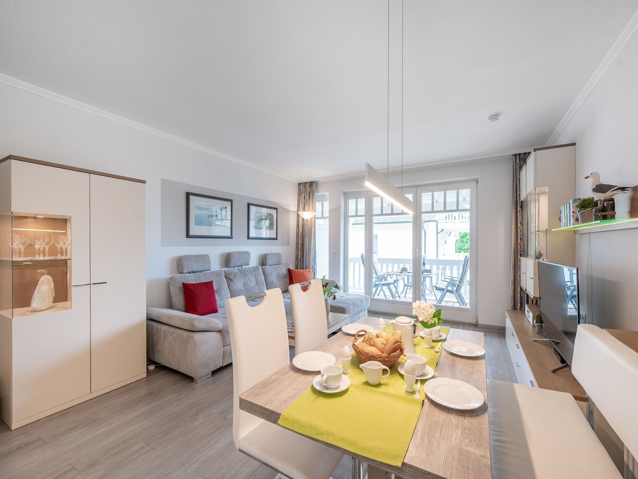 Dünenpark Binz Komfortplus Ferienwohnung mit 1 Schlafzimmer und Balkon im Obergeschoss (133) Insel Rügen - Wohnzimmer