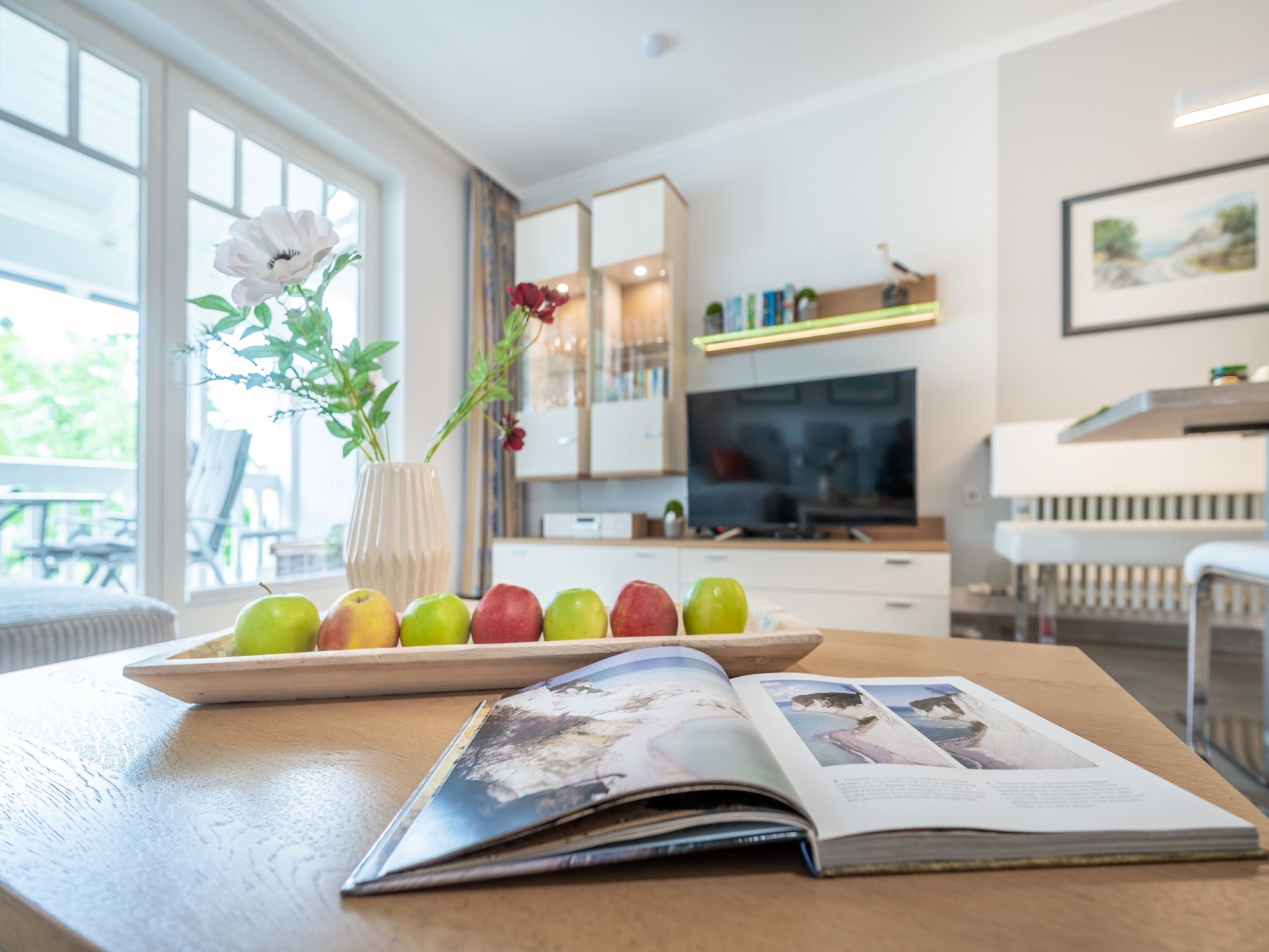 Dünenpark Binz Komfortplus Ferienwohnung mit 1 Schlafzimmer und Balkon im Obergeschoss (133) Insel Rügen - Wohnzimmer