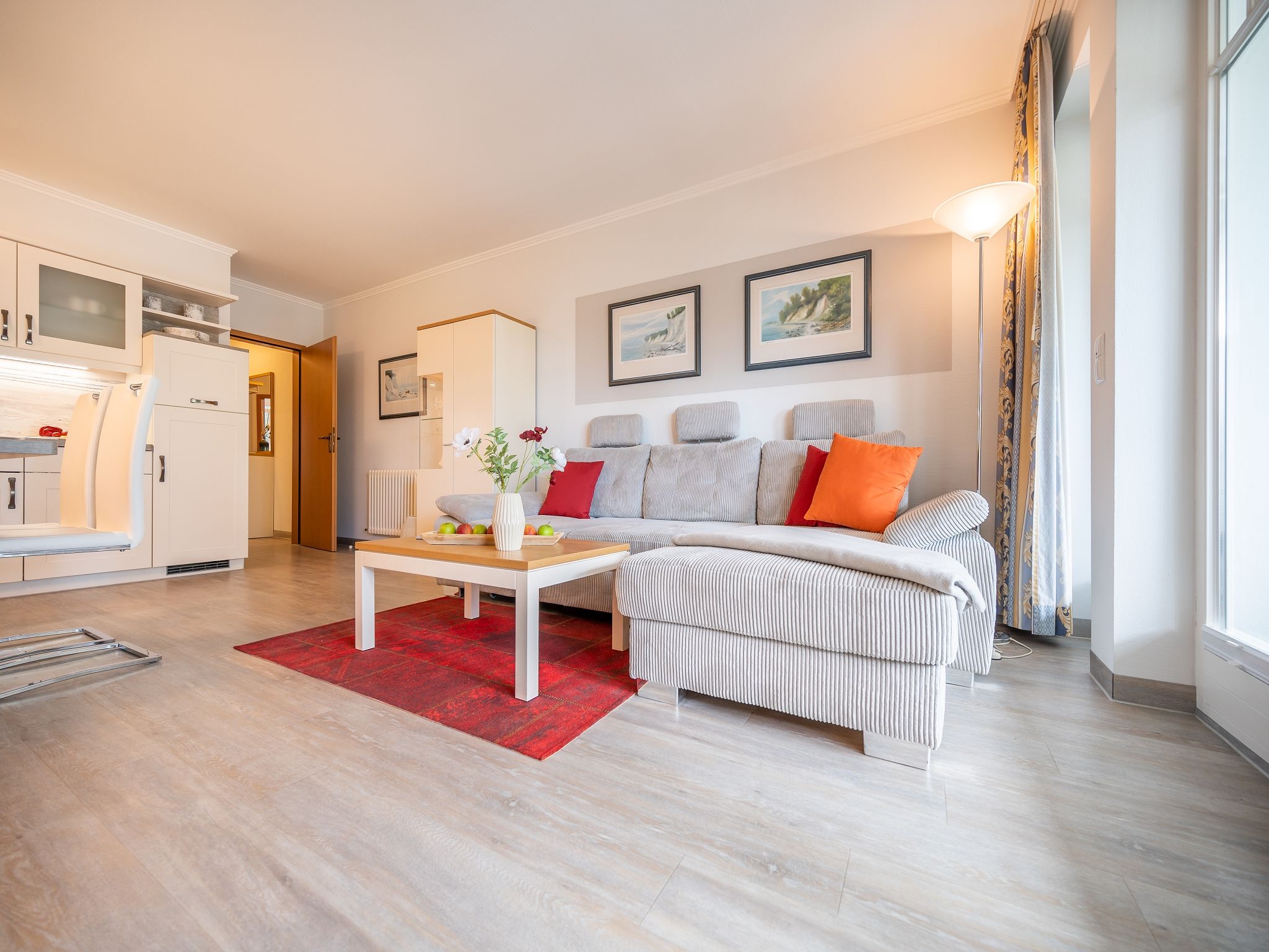 Dünenpark Binz Komfortplus Ferienwohnung mit 1 Schlafzimmer und Balkon im Obergeschoss (133) Insel Rügen - Wohnzimmer