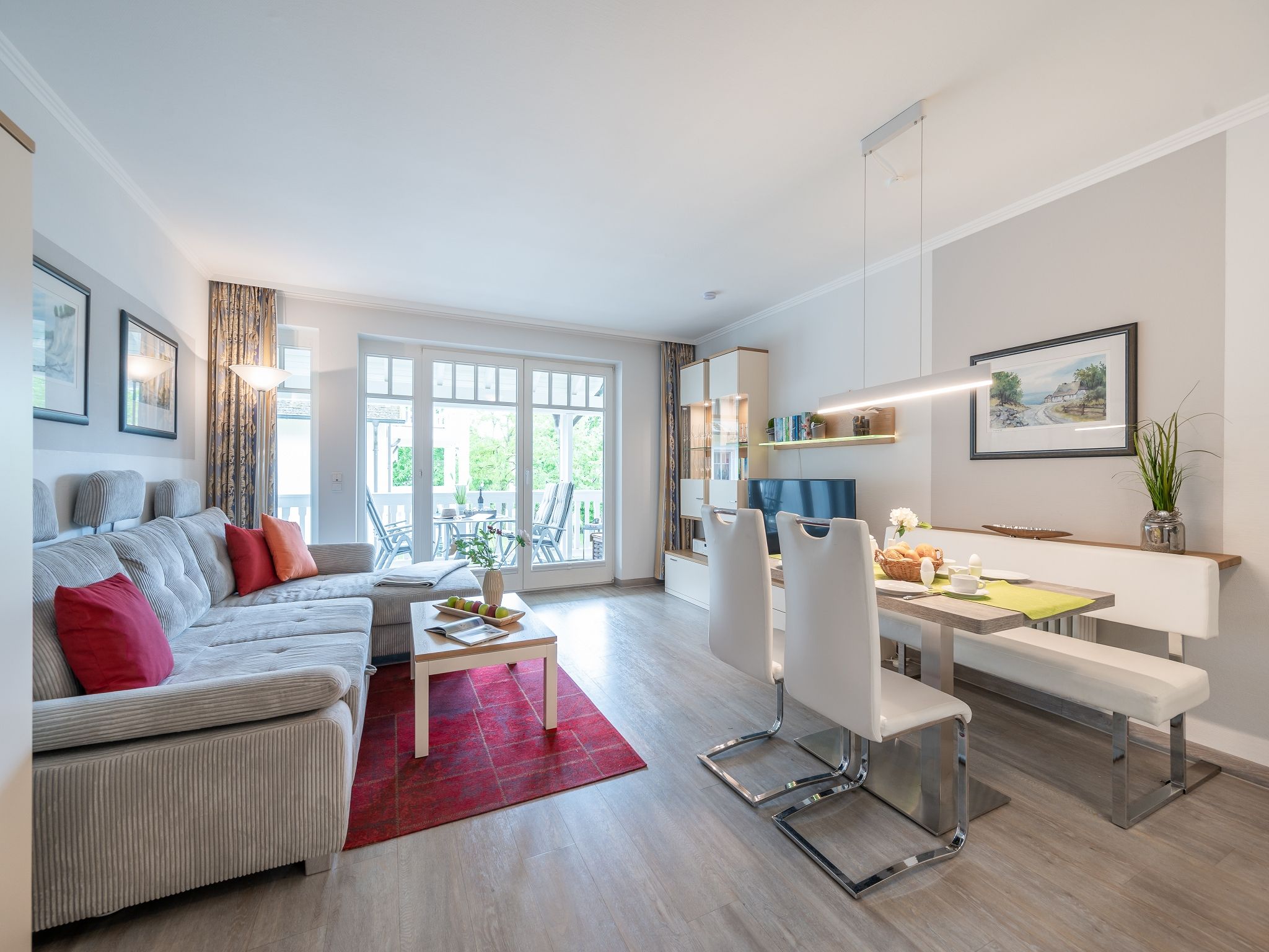 Dünenpark Binz Komfortplus Ferienwohnung mit 1 Schlafzimmer und Balkon im Obergeschoss (133) Insel Rügen - Wohnzimmer