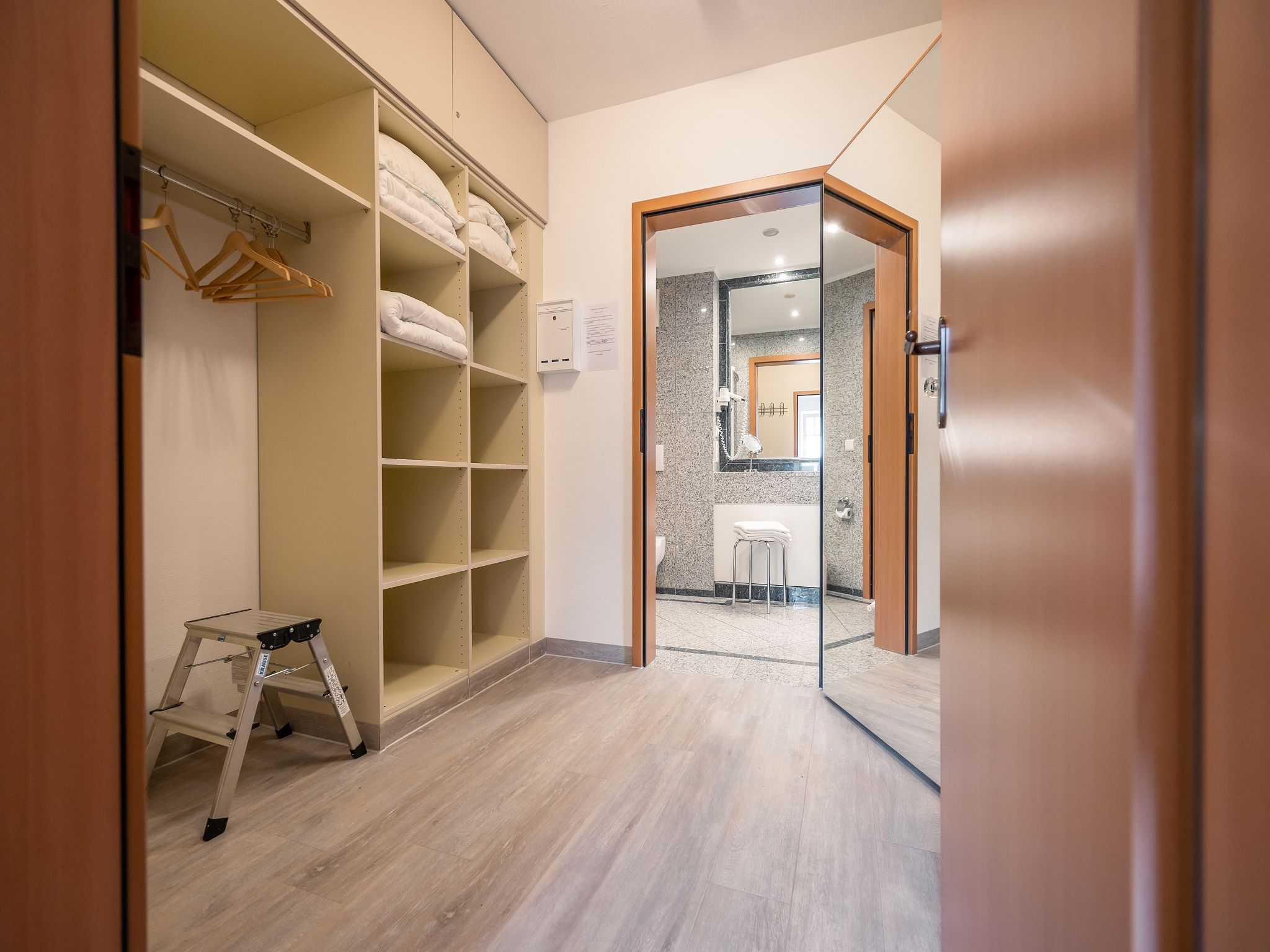 Dünenpark Binz Komfortplus Ferienwohnung mit 1 Schlafzimmer und Balkon im Obergeschoss (133) Insel Rügen - Schlafzimmer