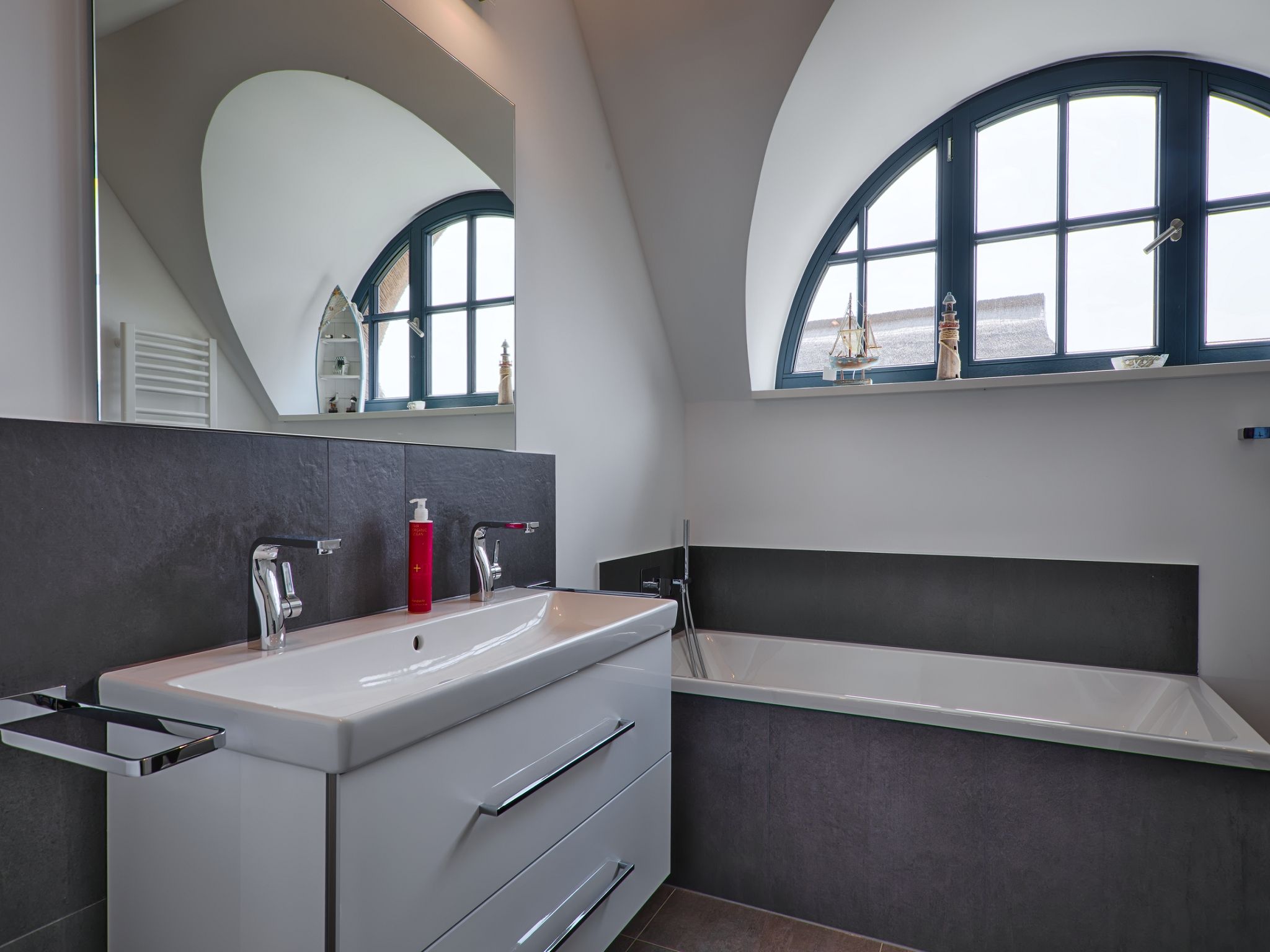 Premium Reetdachvilla mit 3 Schlafzimmern, Sauna und Kamin (F28) - Badezimmer