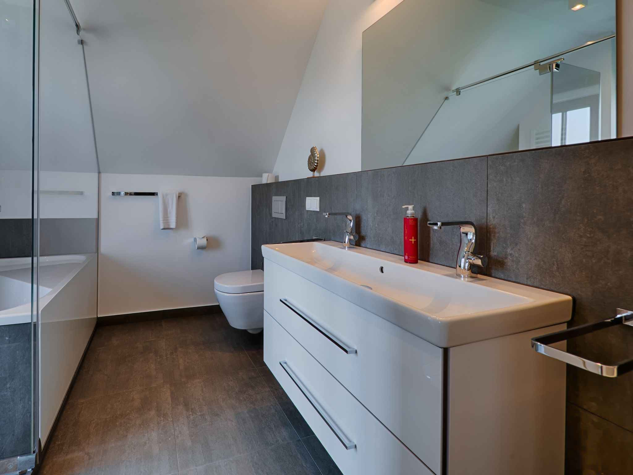 Luxus Reetdachvilla mit 3 Schlafzimmern, Sauna und Kamin (F22) - Badezimmer