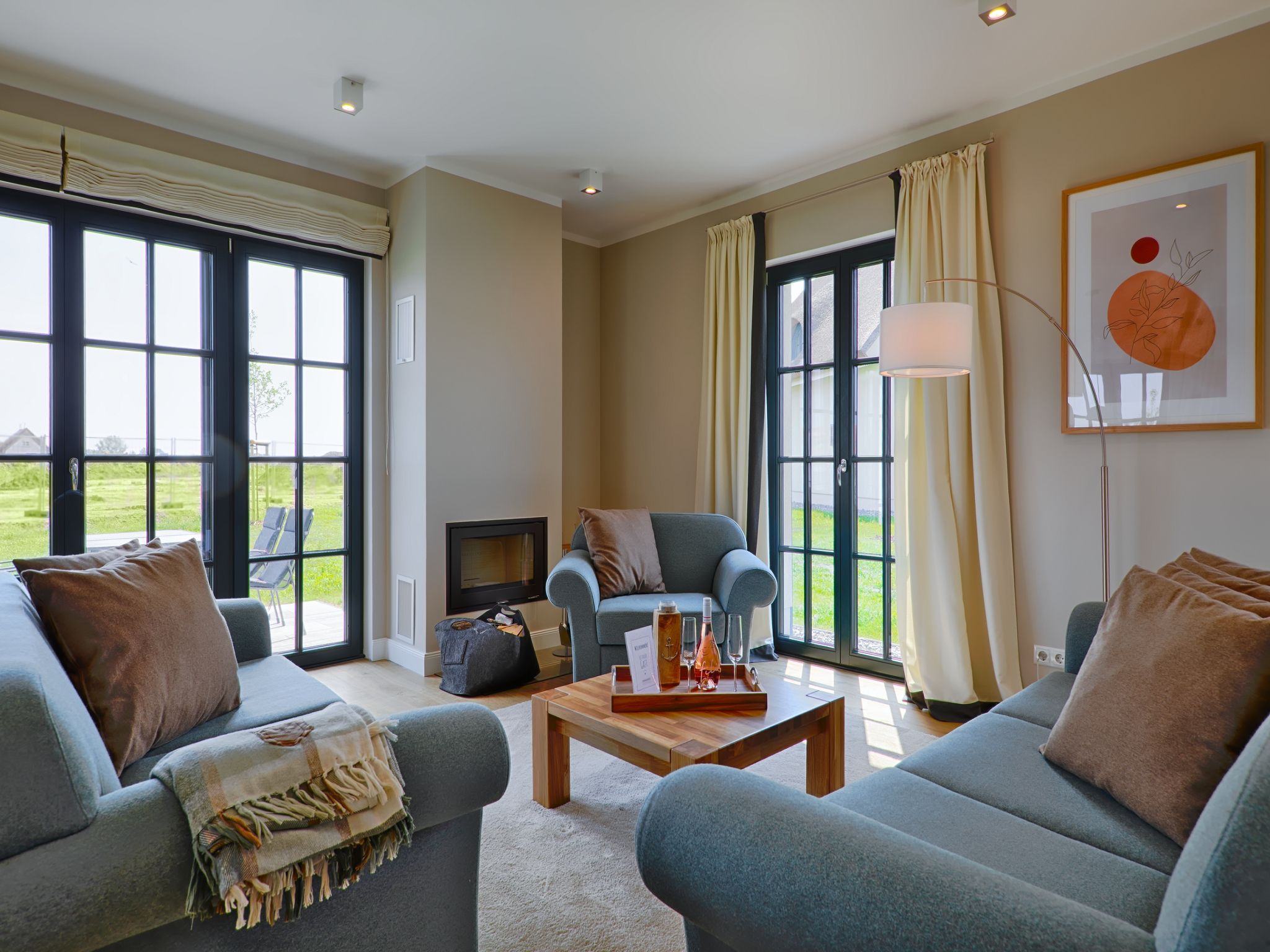 Luxus Reetdachvilla mit 3 Schlafzimmern, Sauna und Kamin (F22) - Wohnzimmer