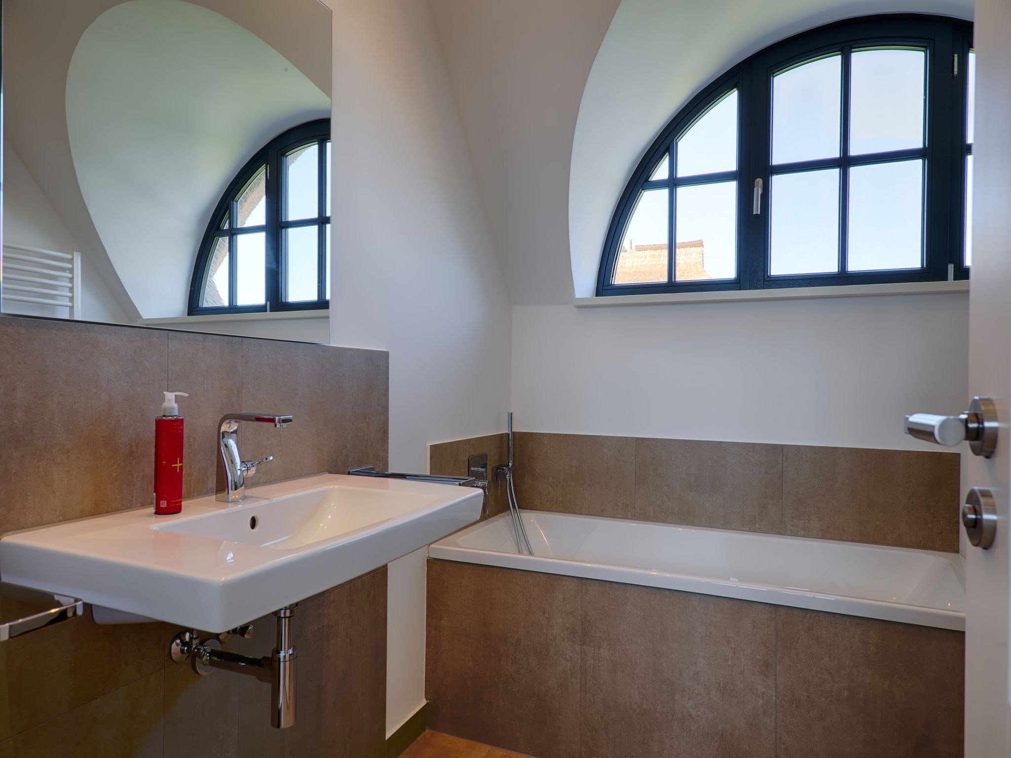 Premium Reetdachvilla mit 3 Schlafzimmern, Sauna und Kamin (F13) - Badezimmer