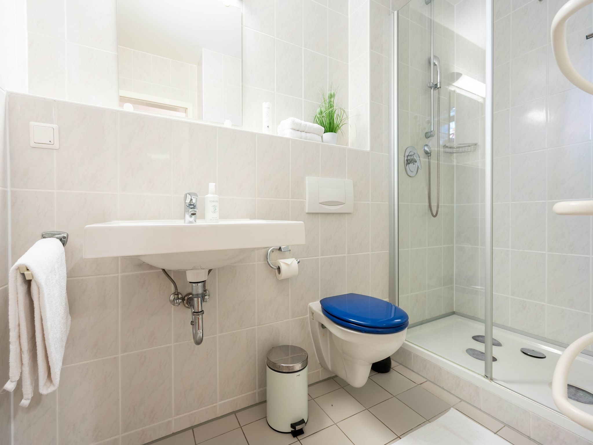 Feriendorf Rugana Komfort Ferienwohnung mit 1 Schlafzimmern und Terrasse (D28) Insel Rügen - Badezimmer