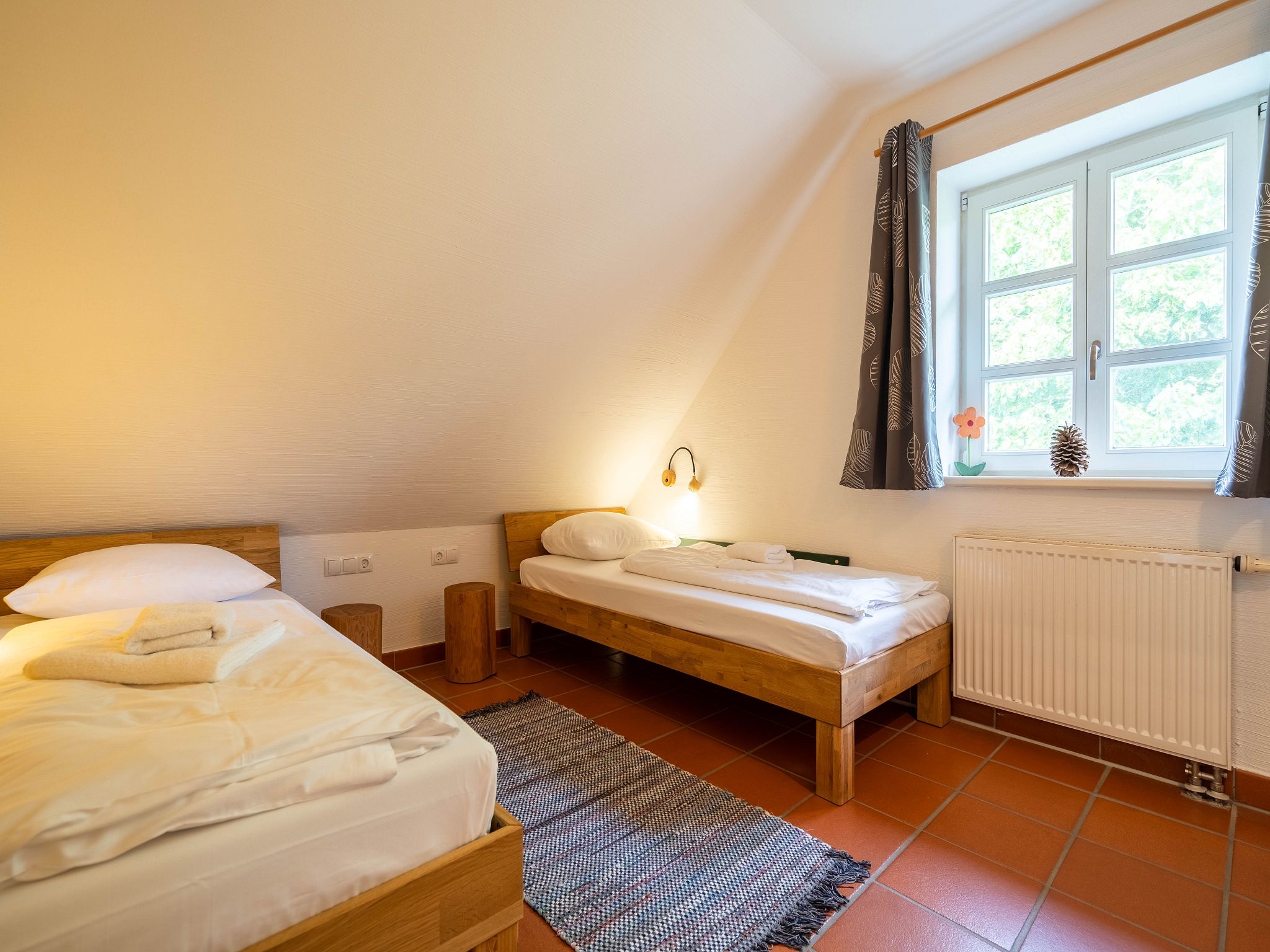 Feriendorf Rugana Komfortplus Ferienwohnung mit 2 Schlafzimmern und Terrasse (A06) Insel Rügen - Schlafzimmer
