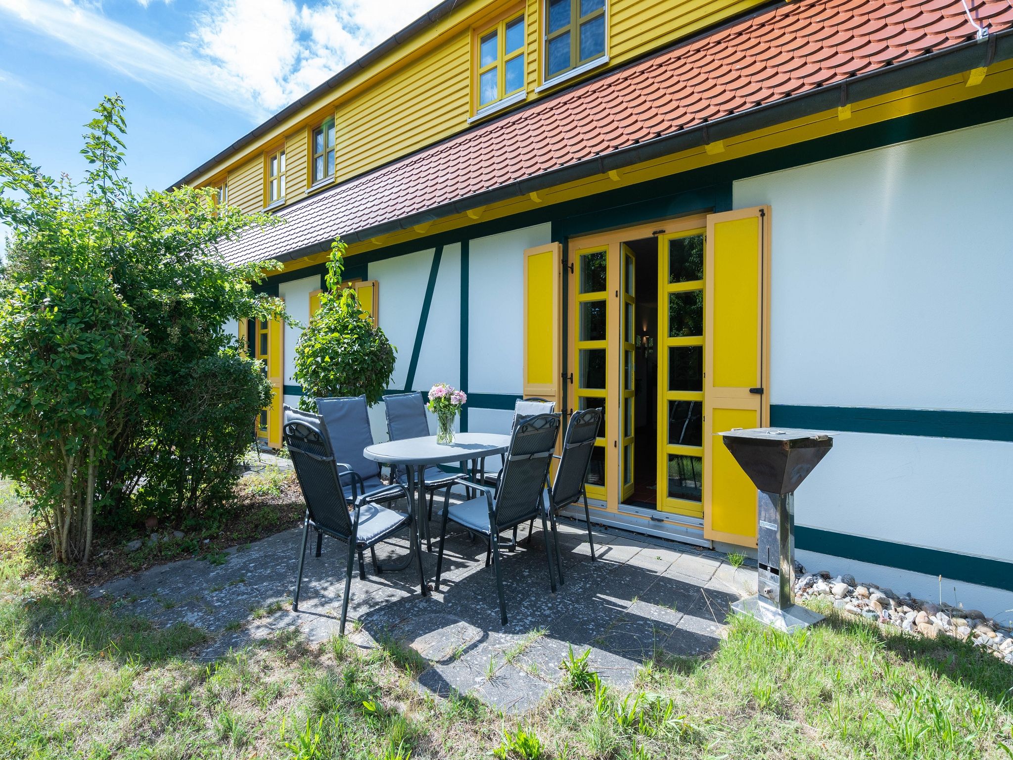 Feriendorf Rugana Komfortplus Ferienwohnung mit 2 Schlafzimmern und Terrasse (A06) Insel Rügen - Terrasse