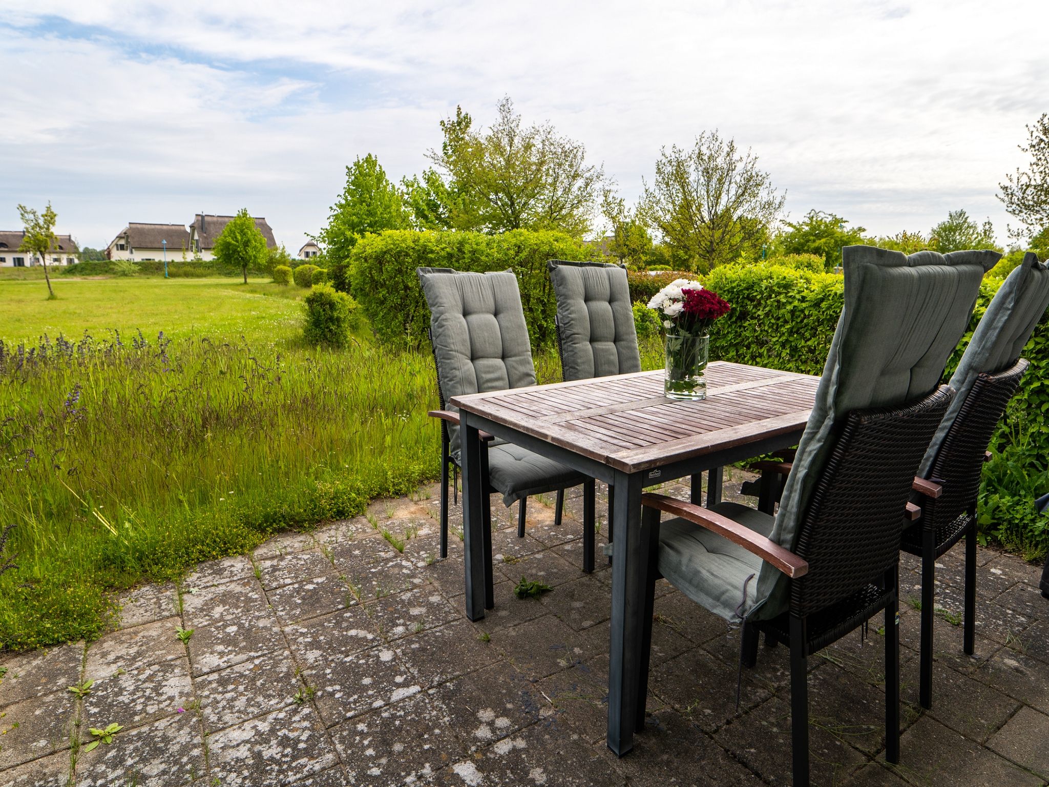 Feriendorf Rugana Komfortplus Ferienwohnung mit 1 Schlafzimmer und Terrasse (B02) Insel Rügen - Terrasse