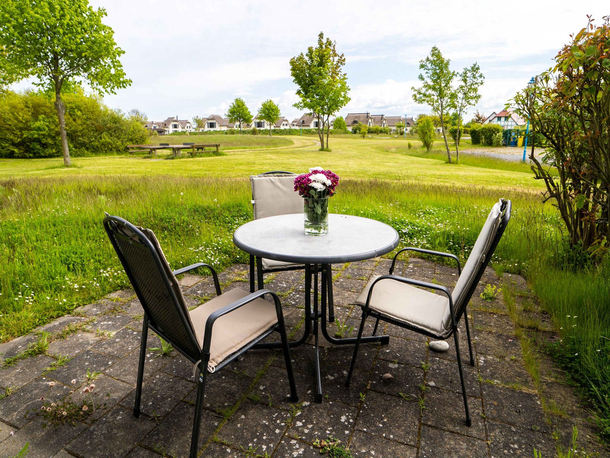 Feriendorf Rugana Komfortplus Ferienwohnung mit 2 Schlafzimmern und Terrasse (C06) Insel Rügen - Terrasse