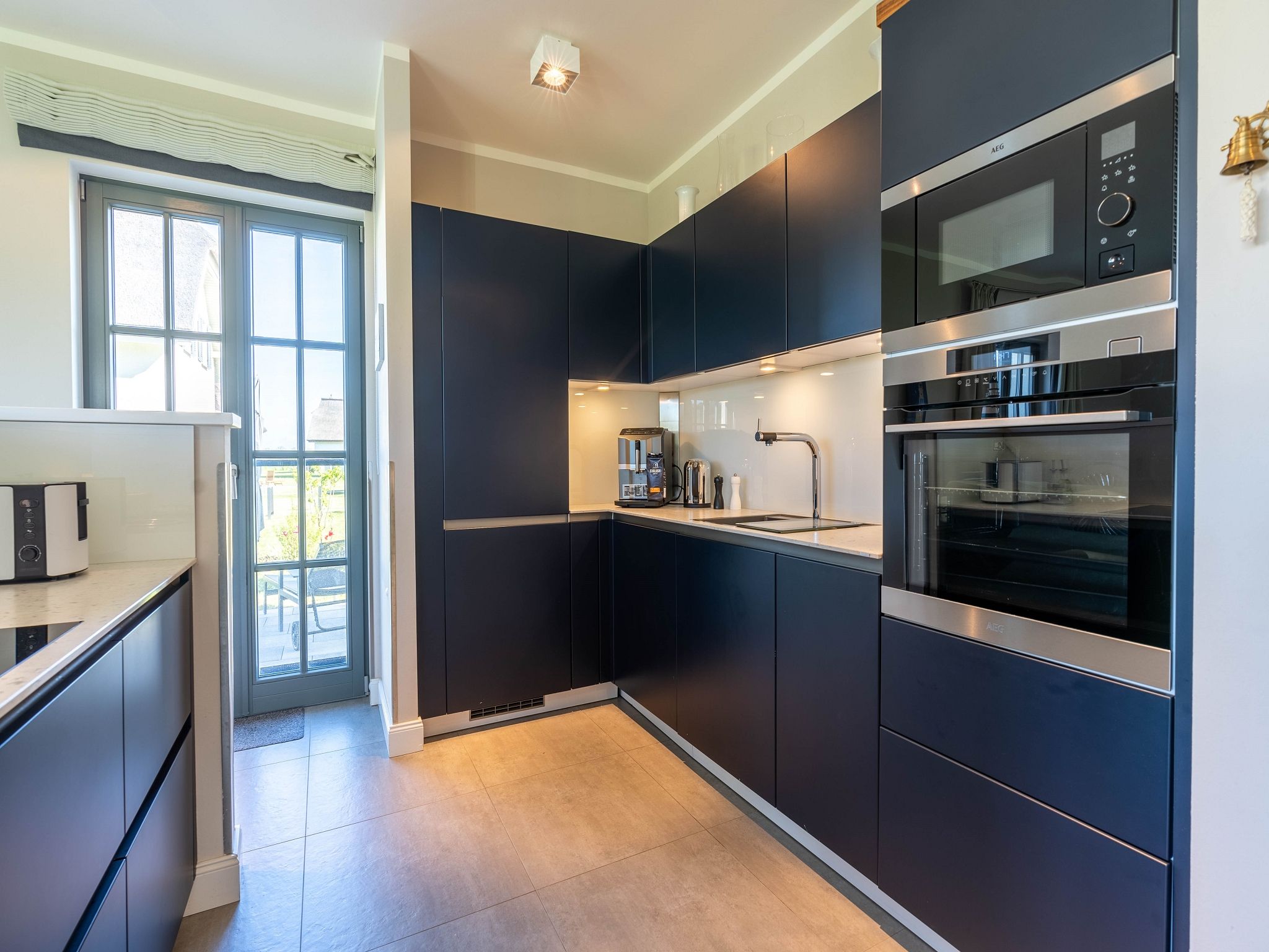 Luxus Reetdachvilla mit 3 Schlafzimmern, Sauna und Kamin (E27) - Küche / Küchenzeile